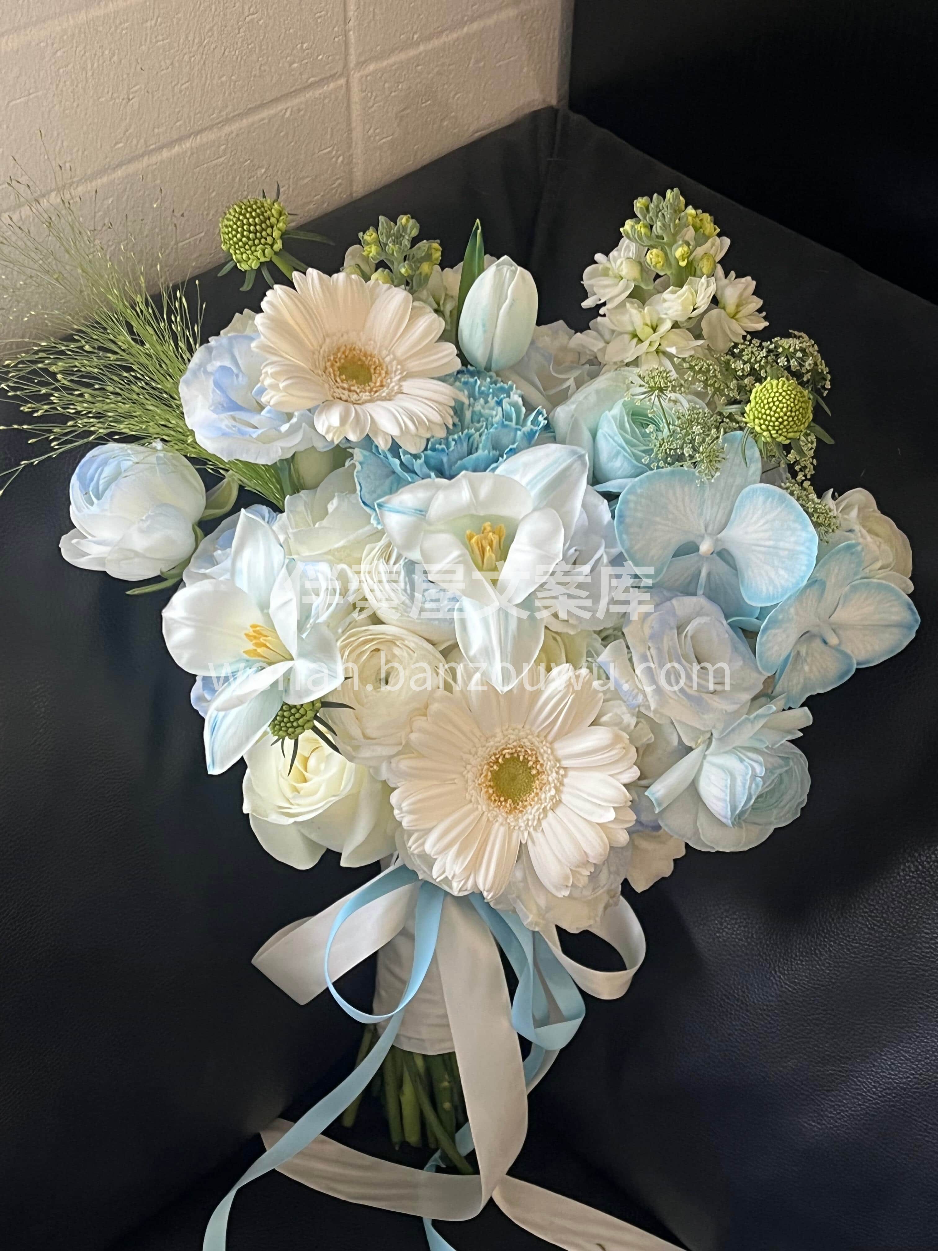 海盐味的风拂过裙摆💙 蓝白手捧花缀着细碎星光🌟 是海风与云朵 配图3