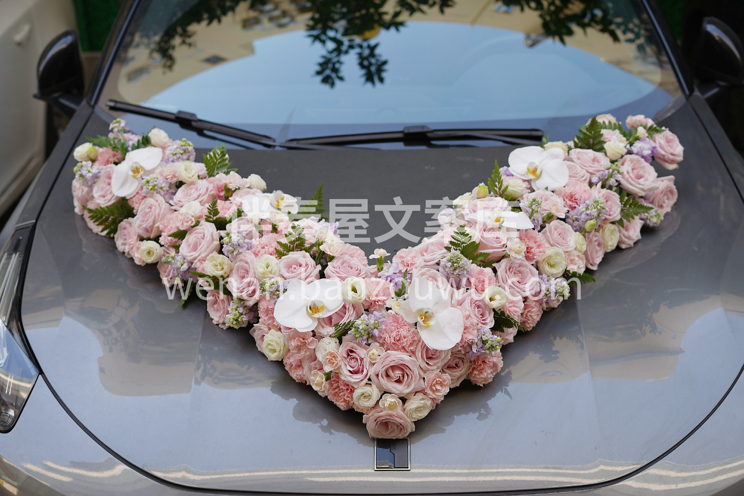 一辆装饰精美的婚车🚗 是婚礼中👰🤵一道亮丽的风景线 当鲜花与 配图3