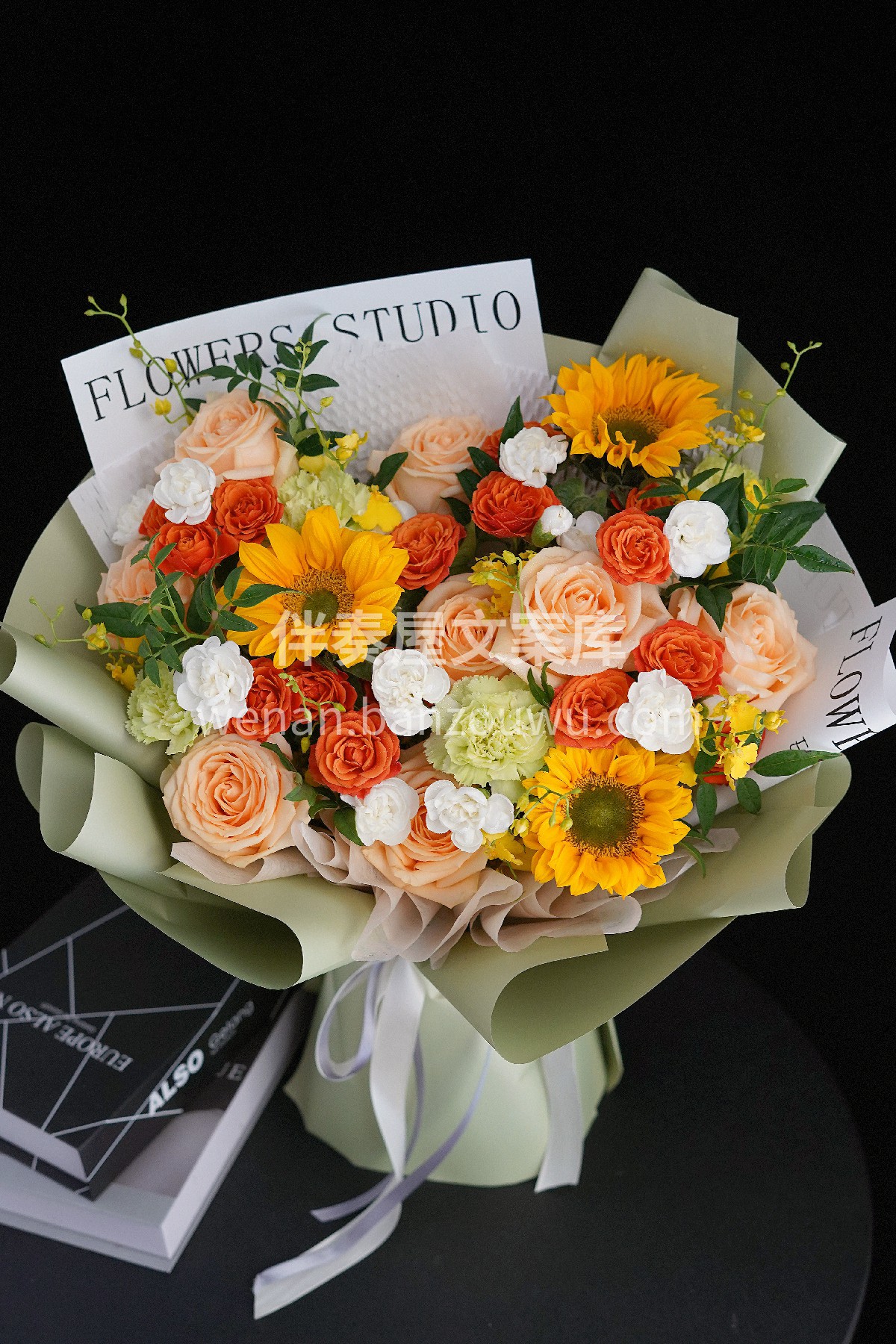 向日葵🌼 宛如一颗小太阳 就像你在我生命中☀ 散发着温暖又迷 配图2