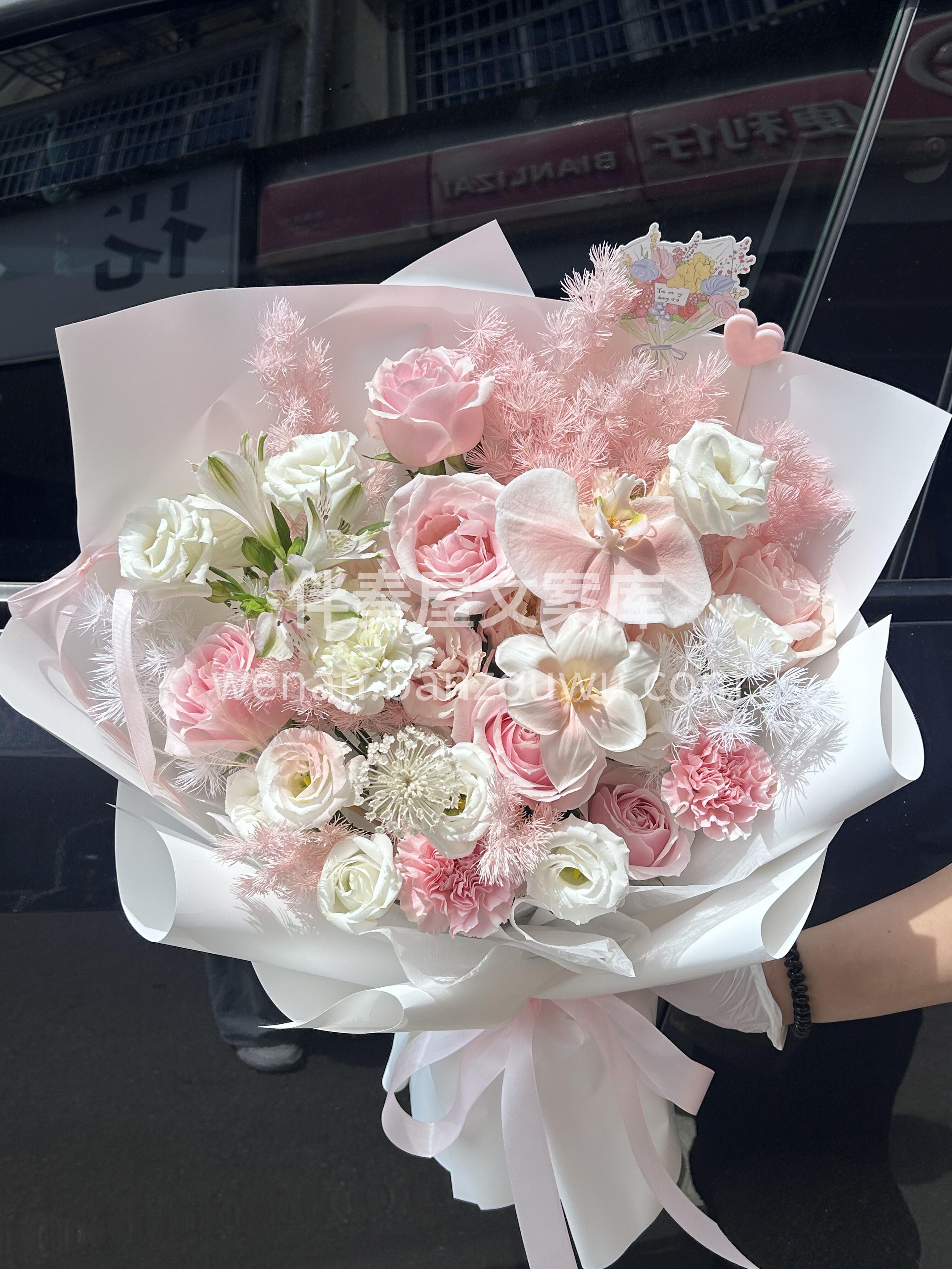 粉雪山混搭花束 把春天的温柔，藏进这束花💐里 浪漫又治愈，氛 配图1