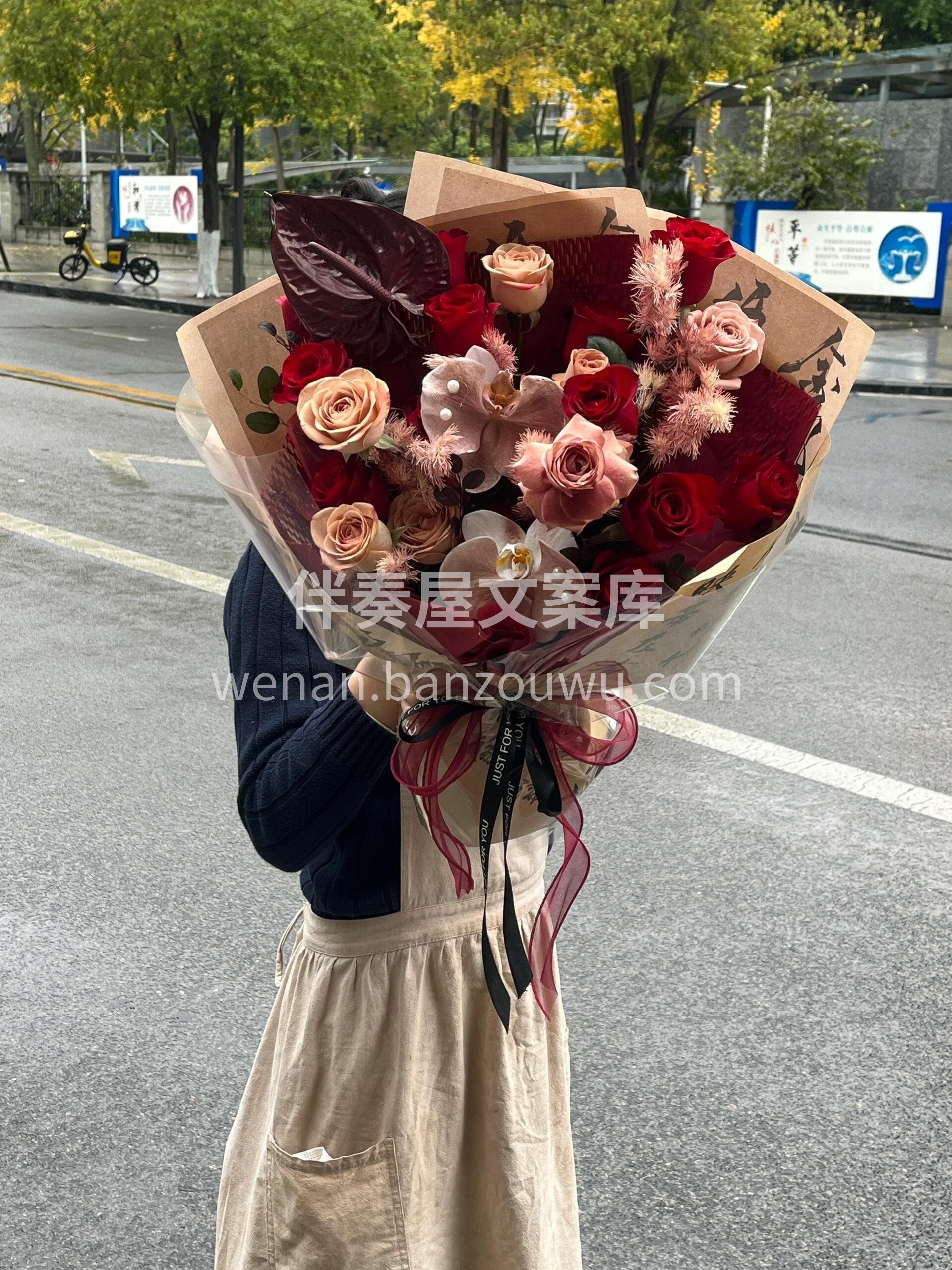 红色系混搭花束🤎 心之所向🌹是热烈的红 目光所及❤️皆是喜悦 配图1