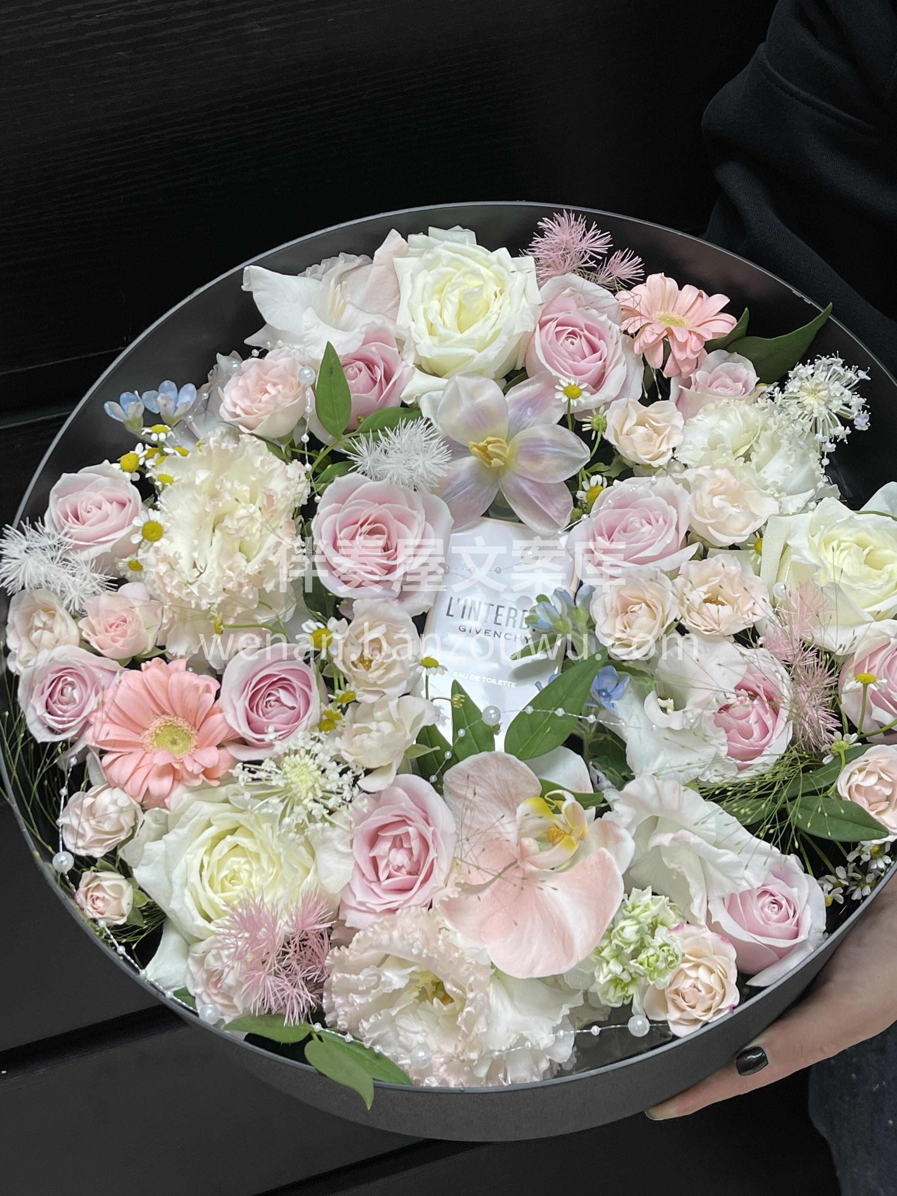 粉色插花🌸✨ 设计精美 色彩温馨 充满浪漫气息👀 花盒里🎁的 配图2