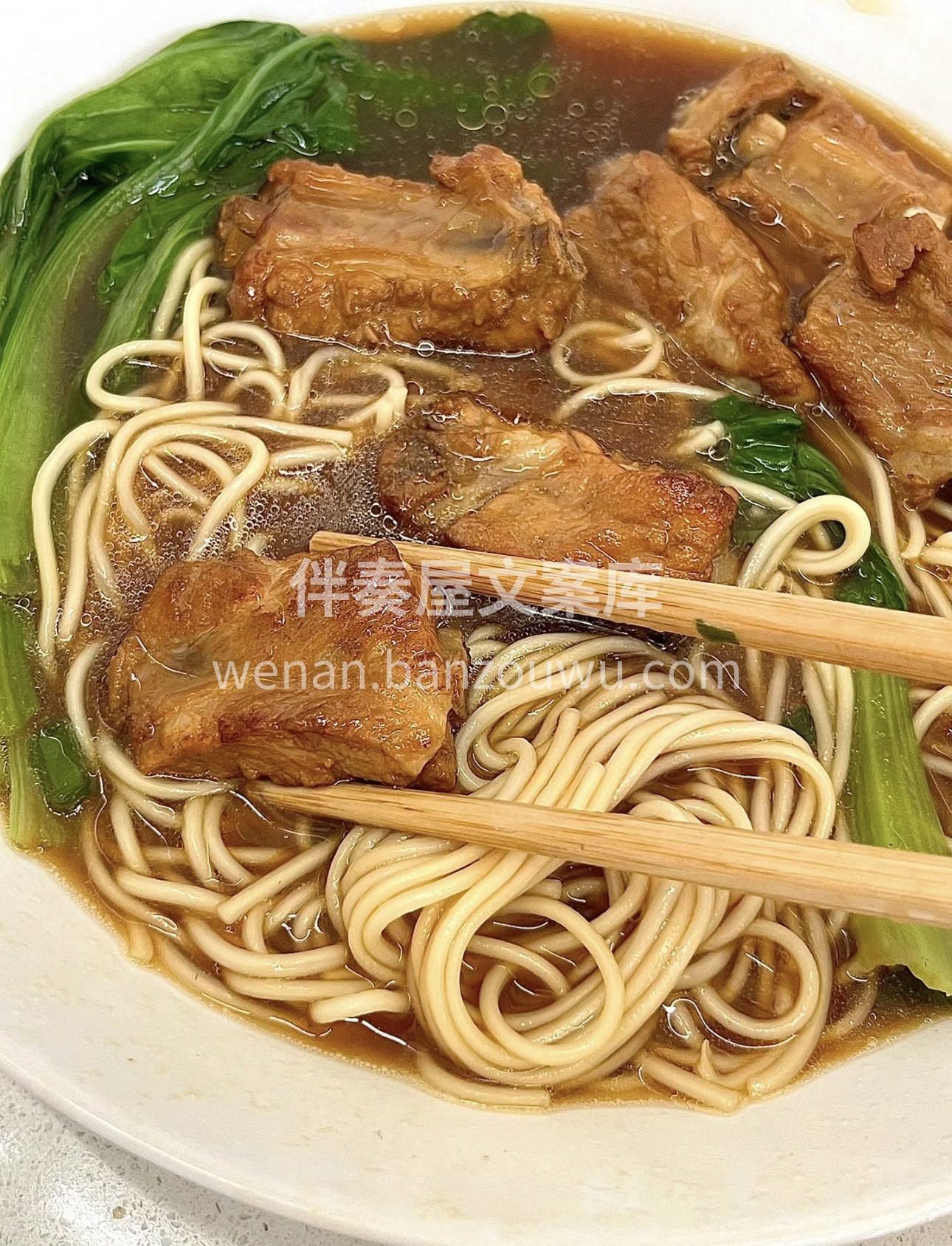 红烧排骨面，那一块块色泽红亮的排骨，散发 配图3