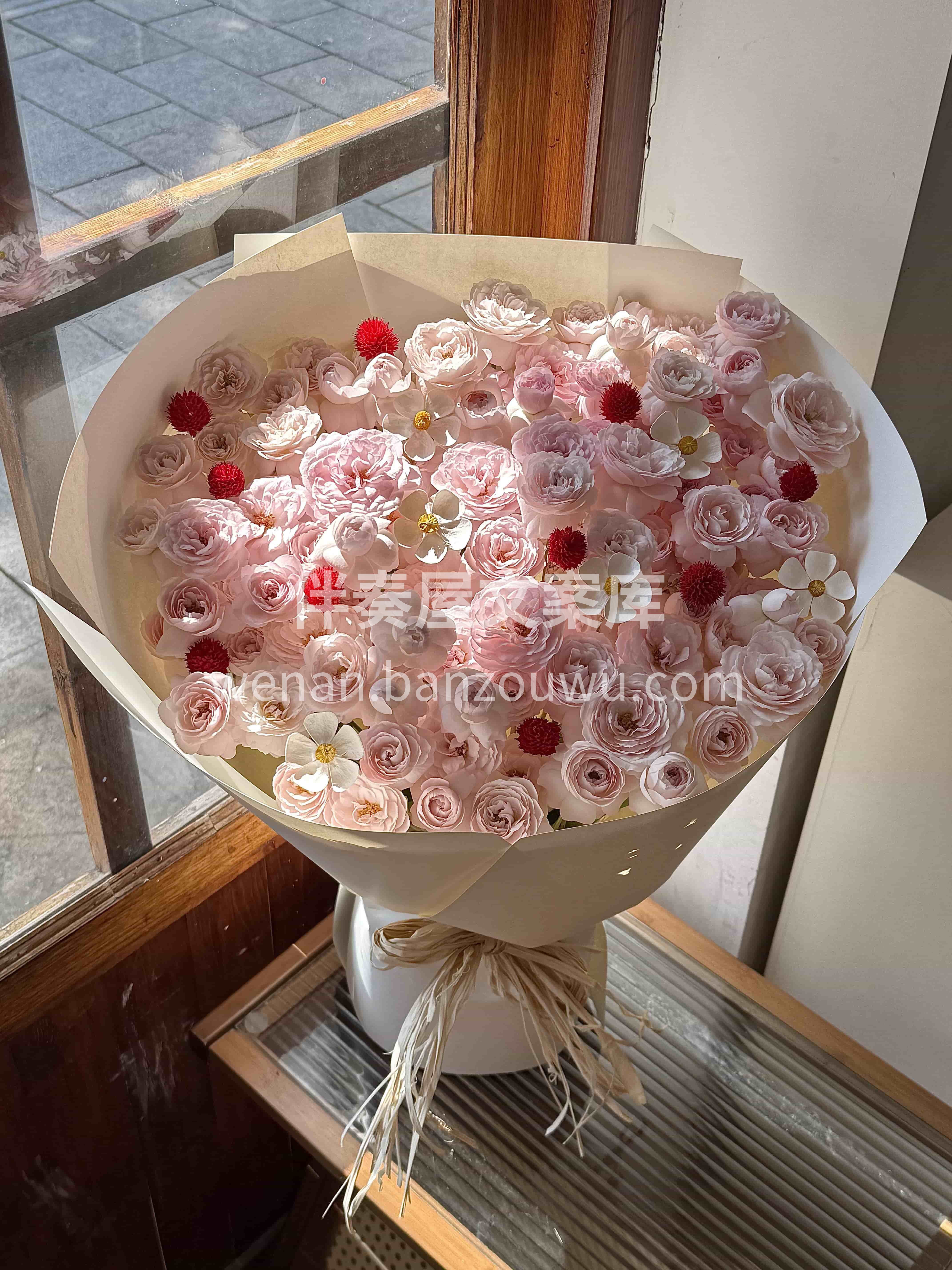 谁懂啊 🌷这束仙子之吻会发光诶✨ 柔光顺着花瓣的纹路漫出来🍓 配图2