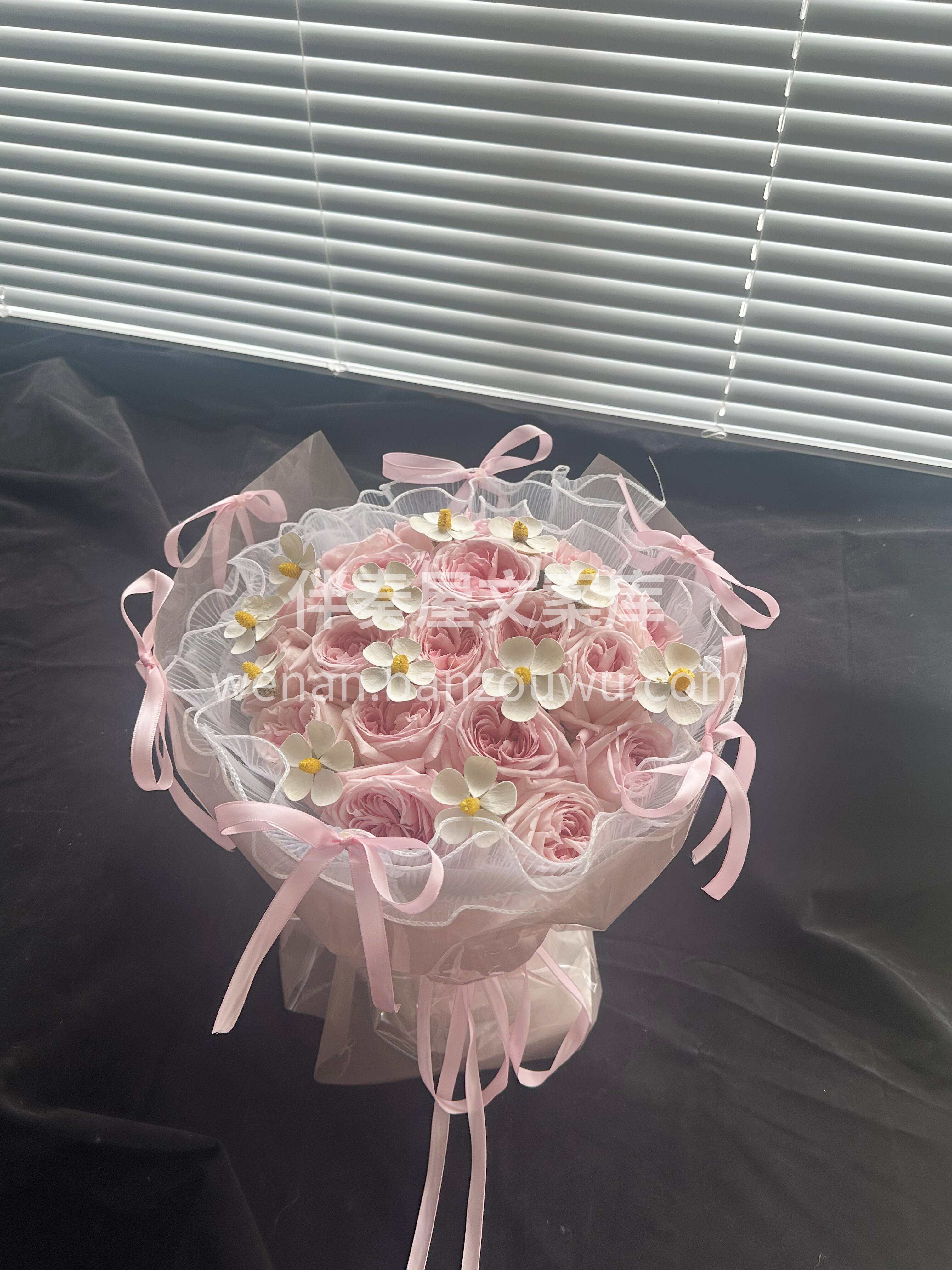 圆形芭蕾风花束🎀 👀快看 是公主的花🌸 配图1