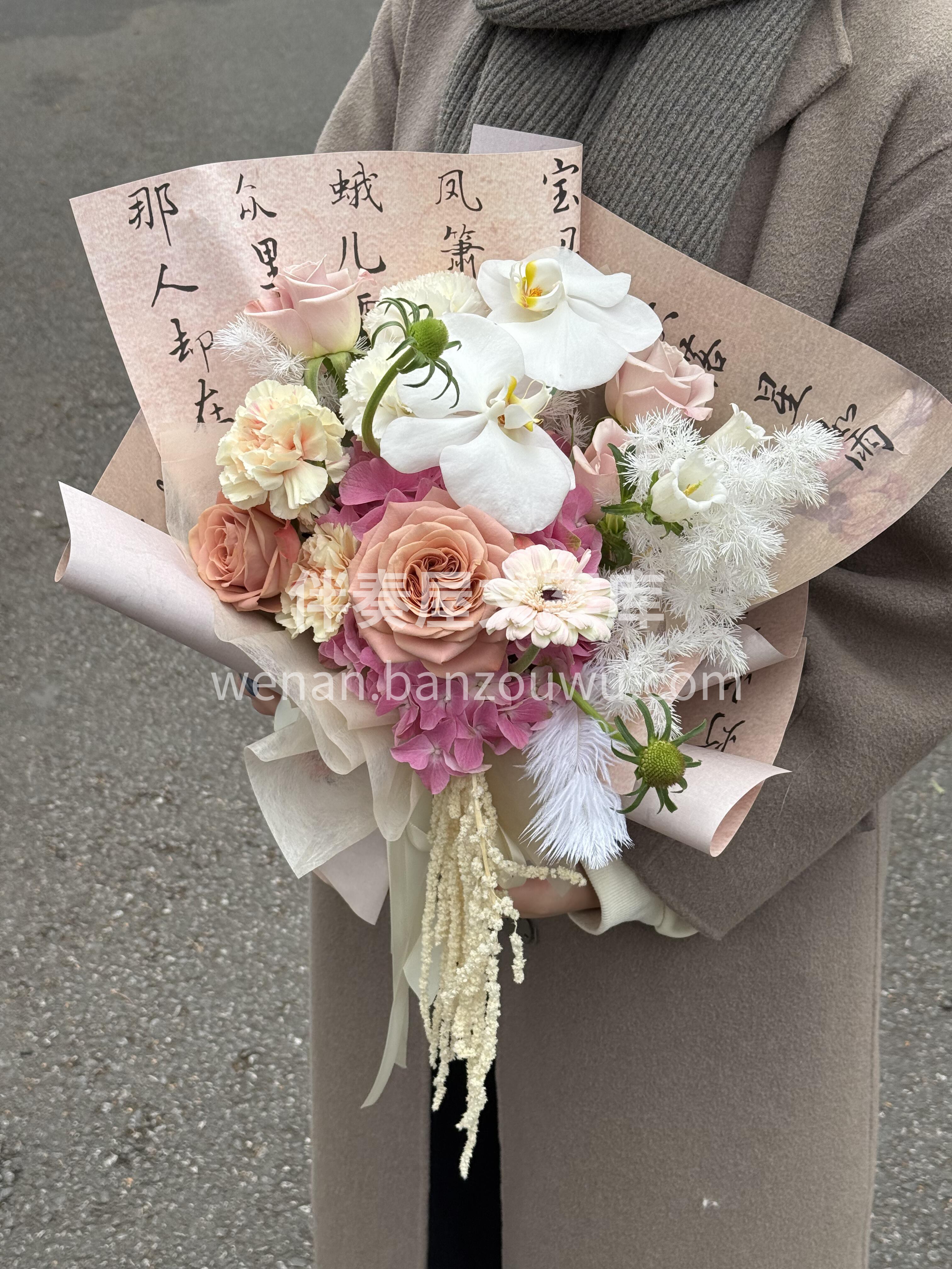 今天给大家分享一束💐 令人心动的贵气复古花束 尽显高贵 ✨高 配图1