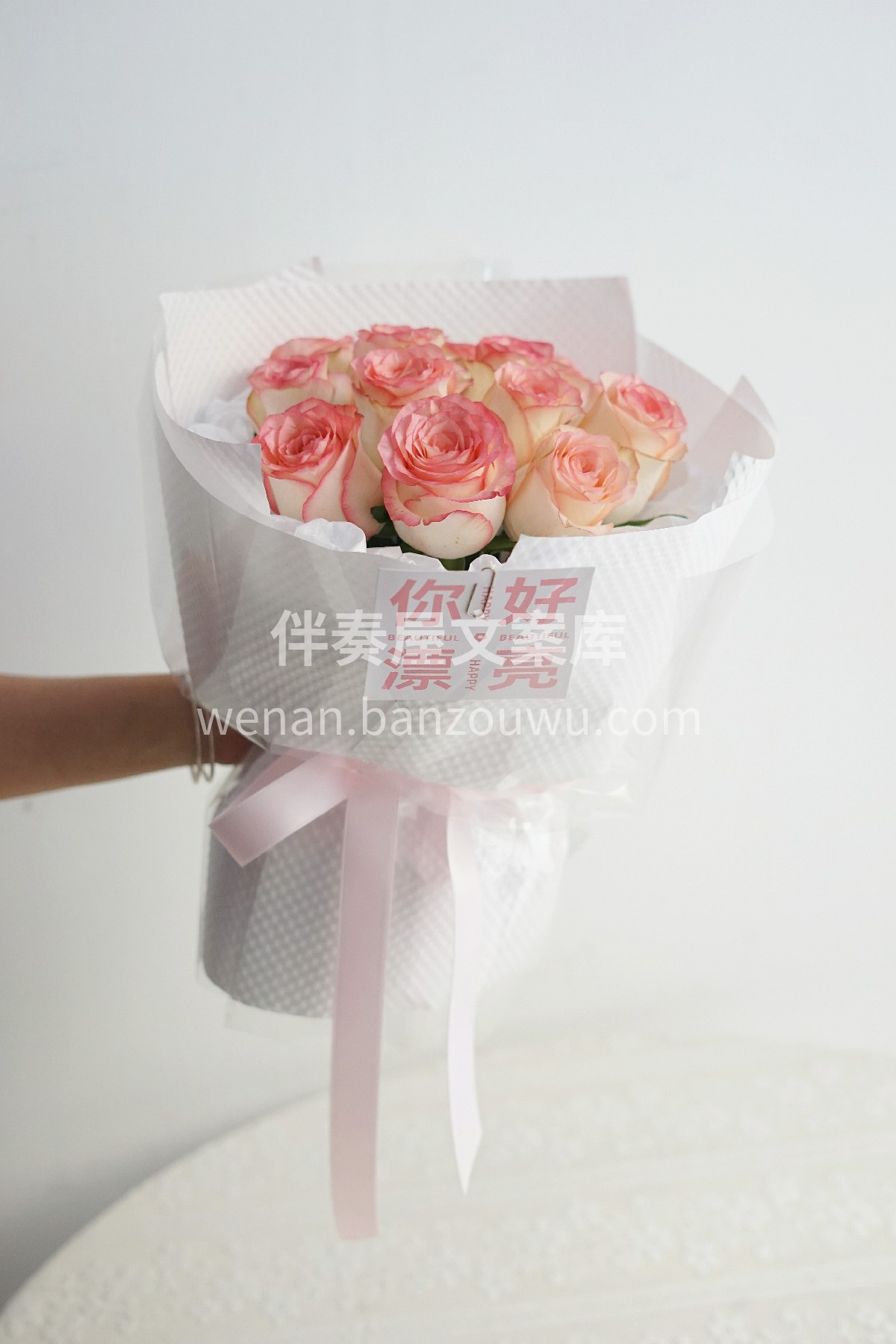 艾莎玫瑰花束 米白色的花瓣粉色卷边 温馨 配图3