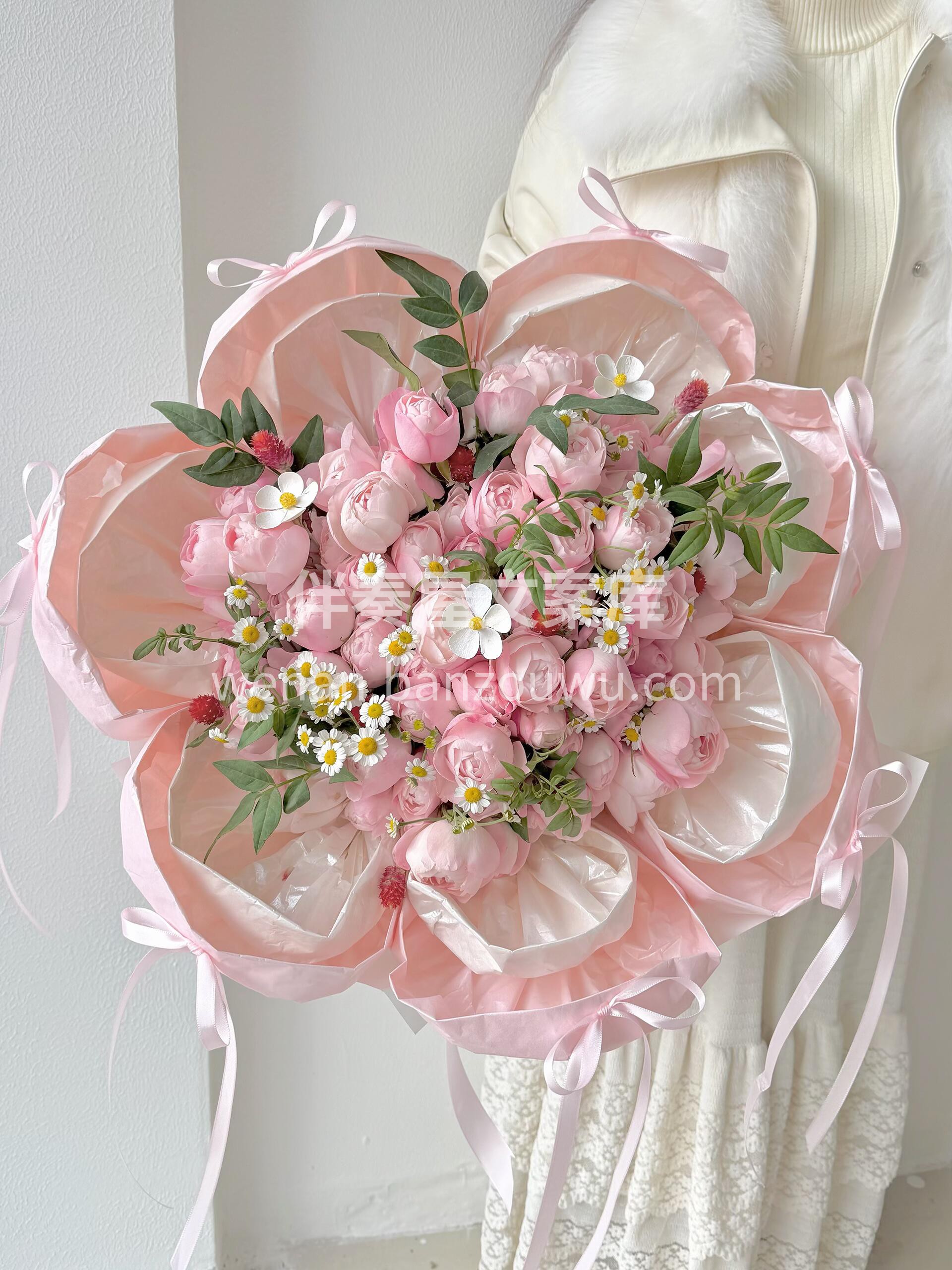 草莓杏仁饼花束💐💐 粉粉嫩嫩的小花苞🌸像裹了层奶霜 软乎乎的 配图3