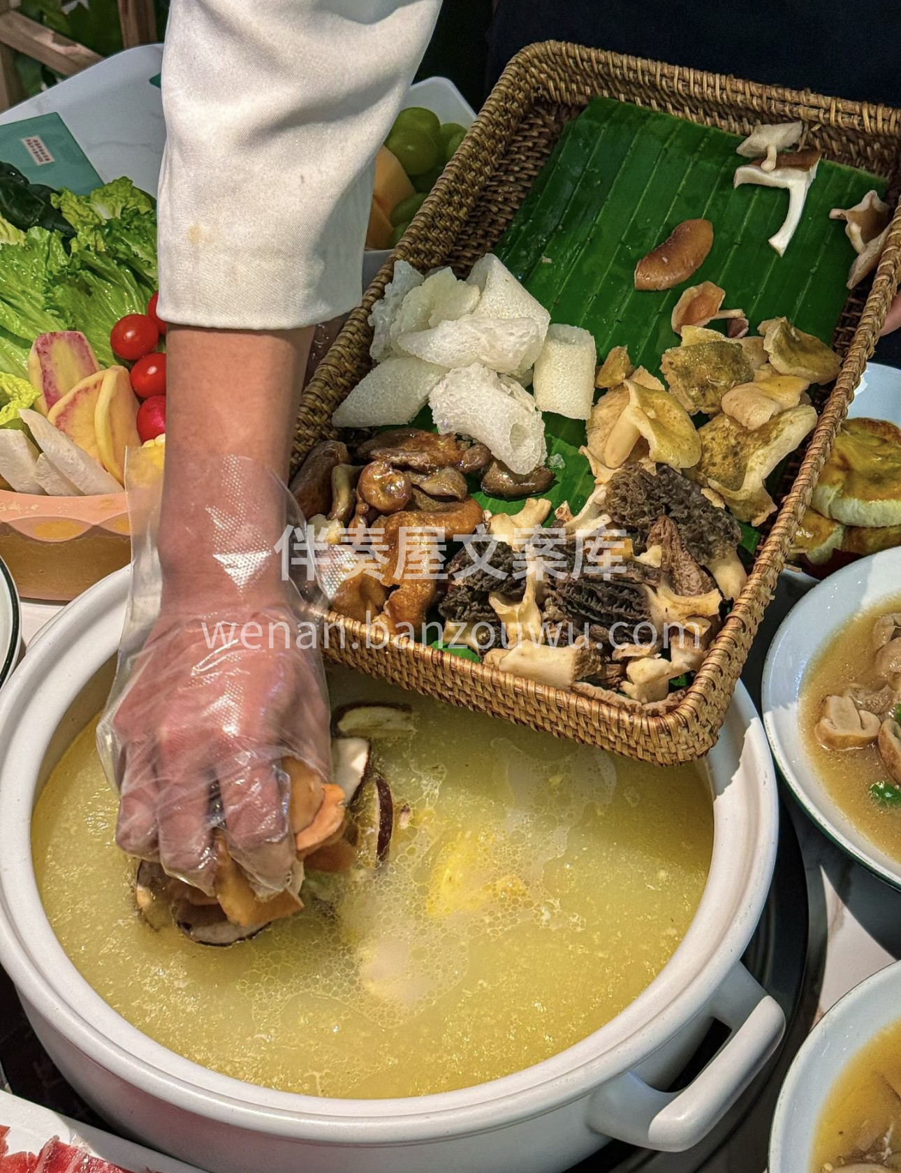山林馈赠，菌香四溢。菌子火锅，汇聚大自然 配图2