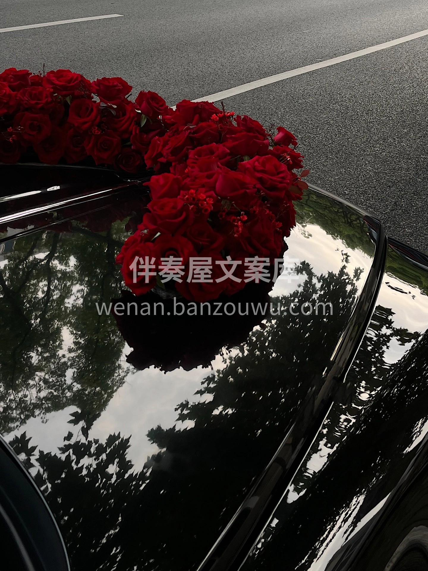 这款纯红色系的婚车🚓 简约又豪华🌹 在下 配图1