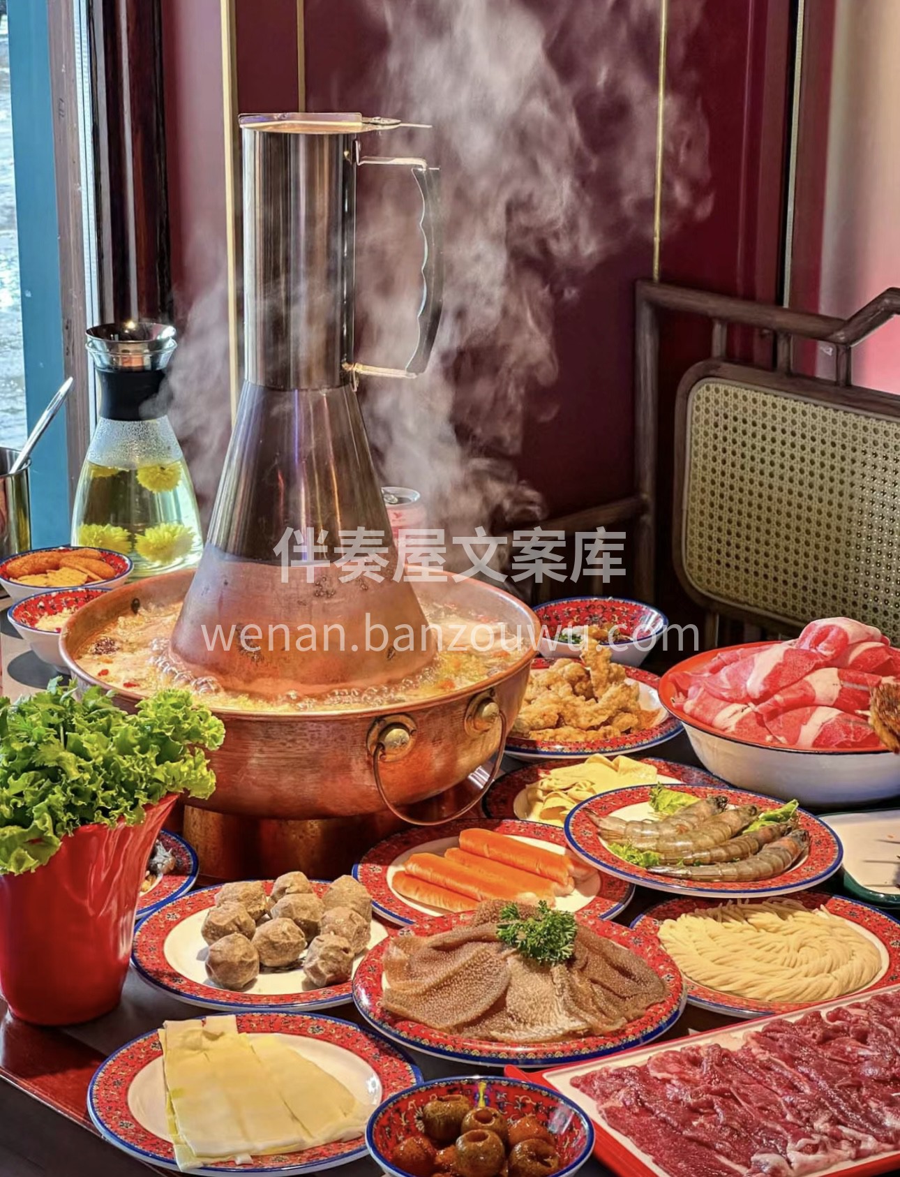 铜锅清汤，炭火温香。鲜嫩羊肉，薄如纸张。 配图1