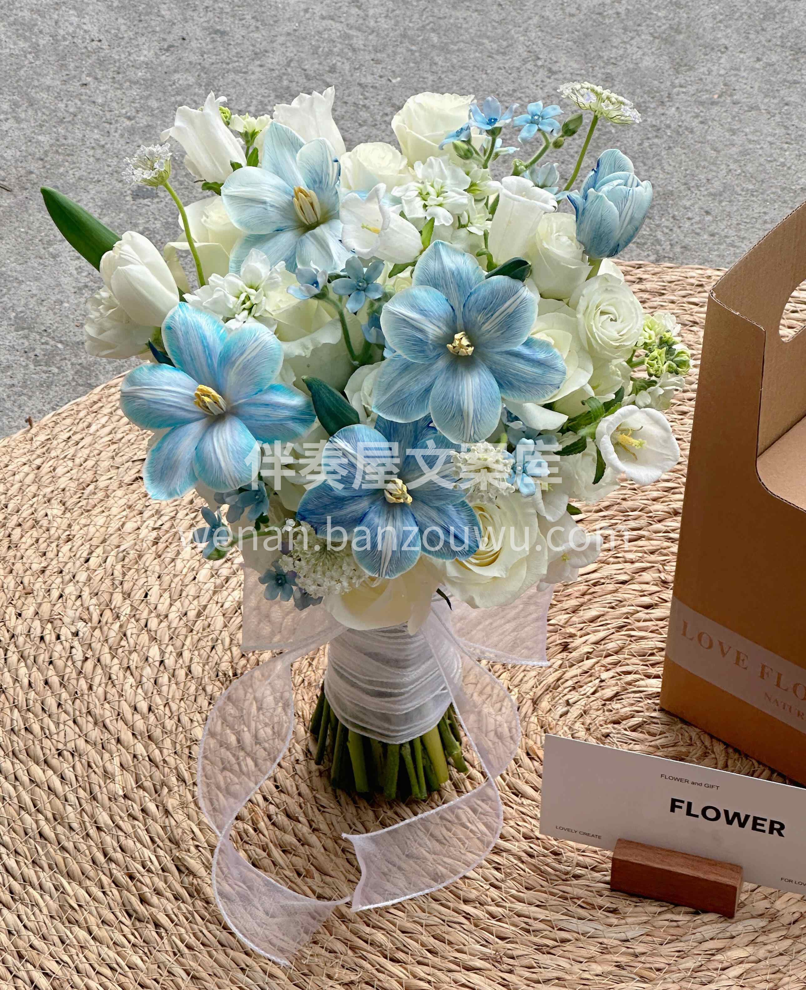 郁金香的温柔🌷玫瑰的浪漫 蓝白配色 清冷又高级 💐手捧美好  配图1