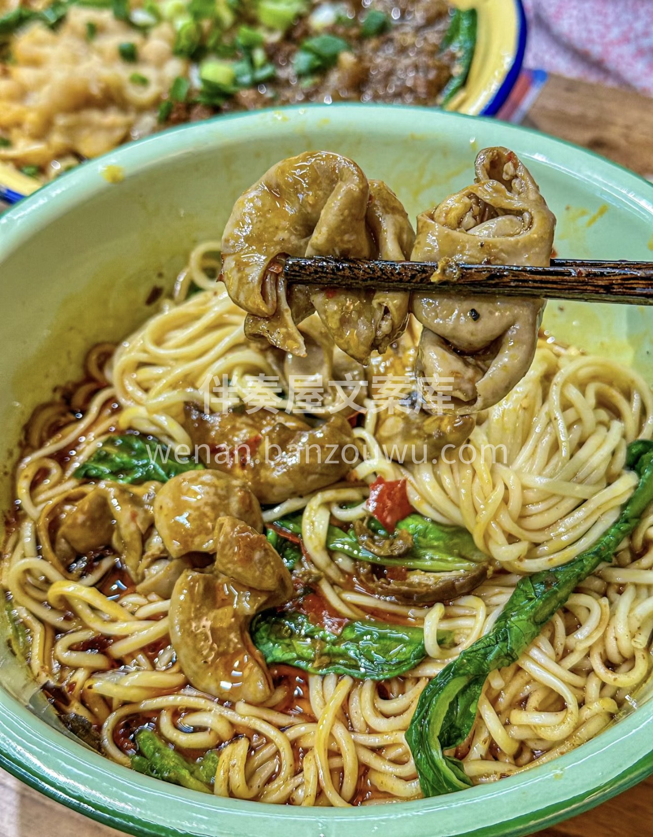 重庆面，麻辣鲜香滋味全，面条劲道口感佳。 配图1