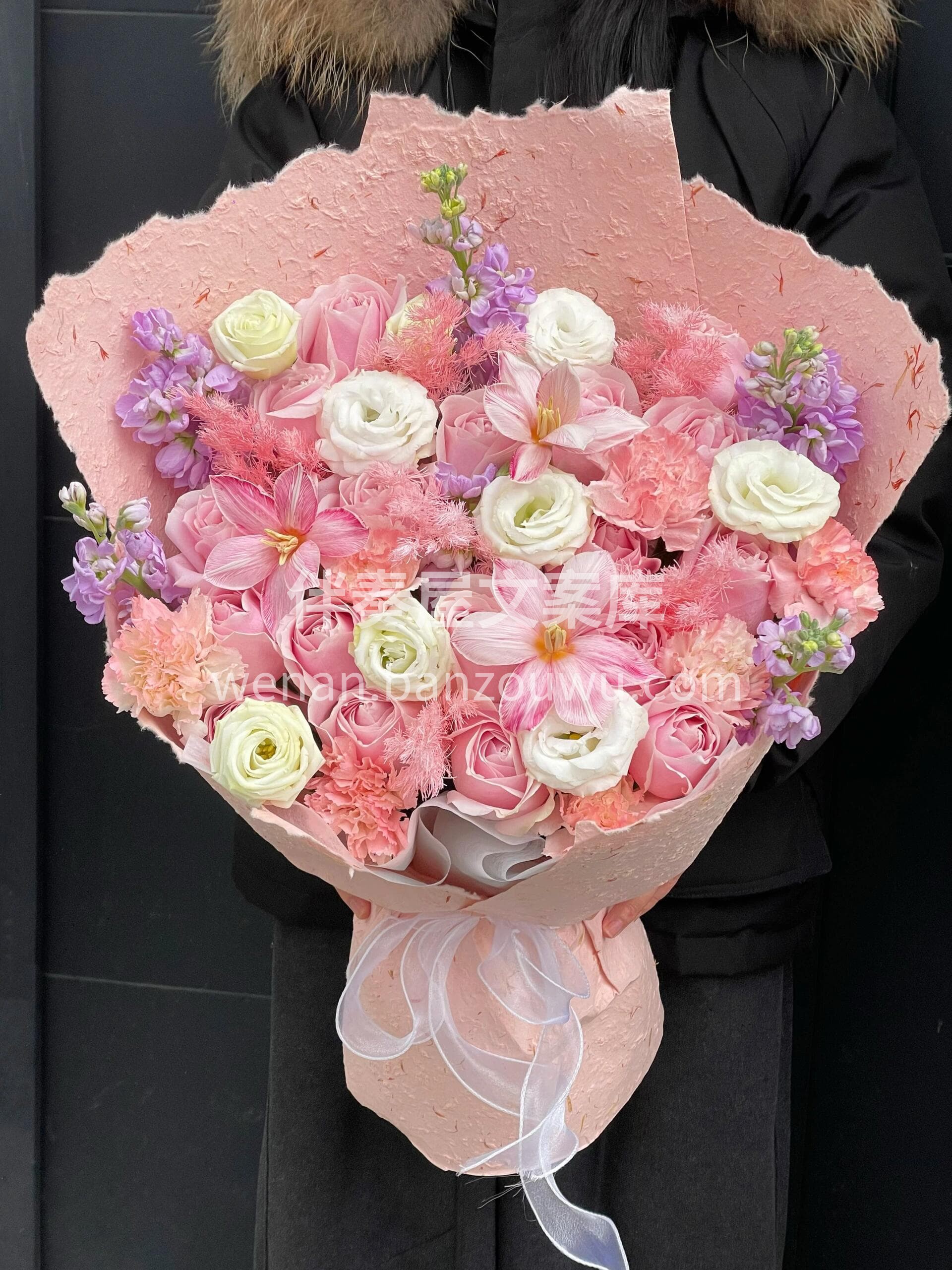 粉白圆形花束低调高级💗 寓意前程似锦🌸圆满顺遂💕 体面又贴心 配图2