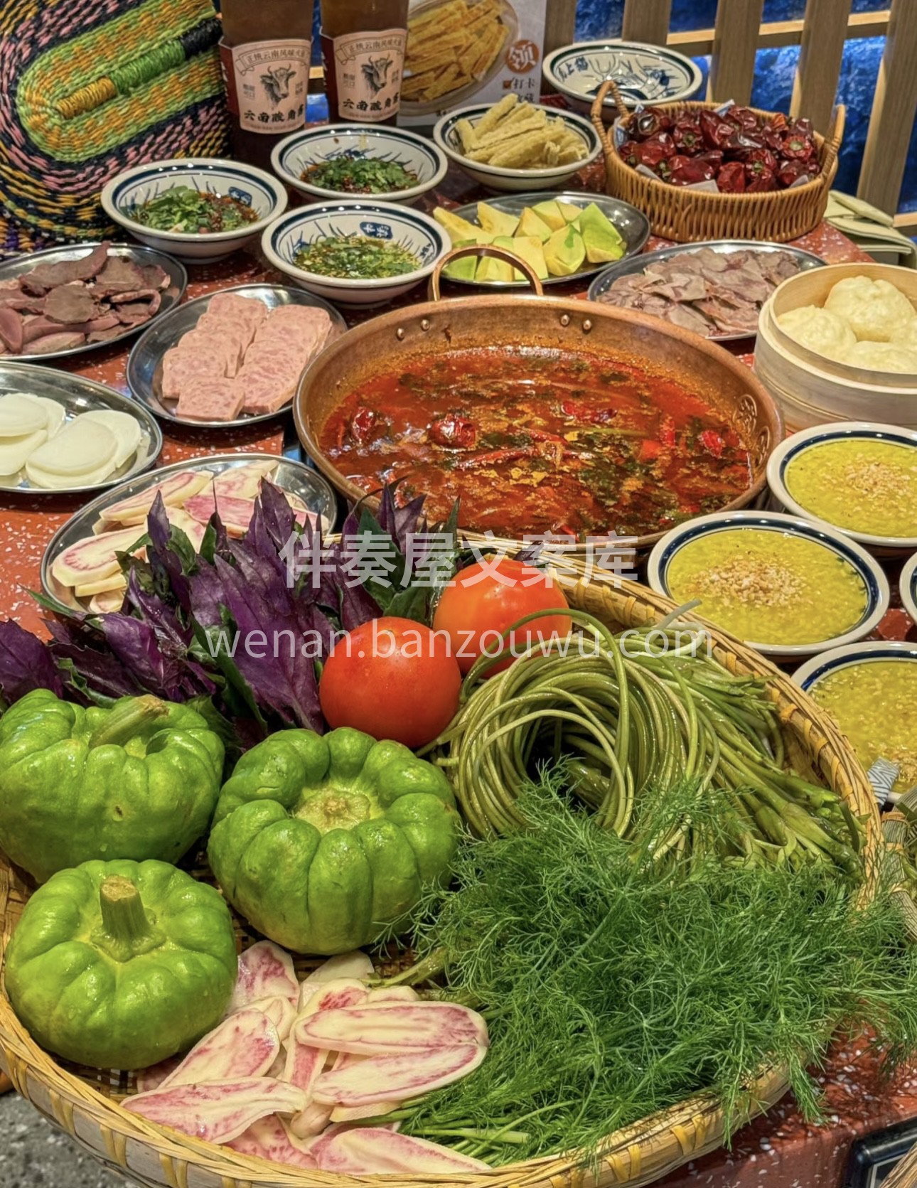 热辣飘香，食材在锅中跳跃，围坐一起，欢声 配图1