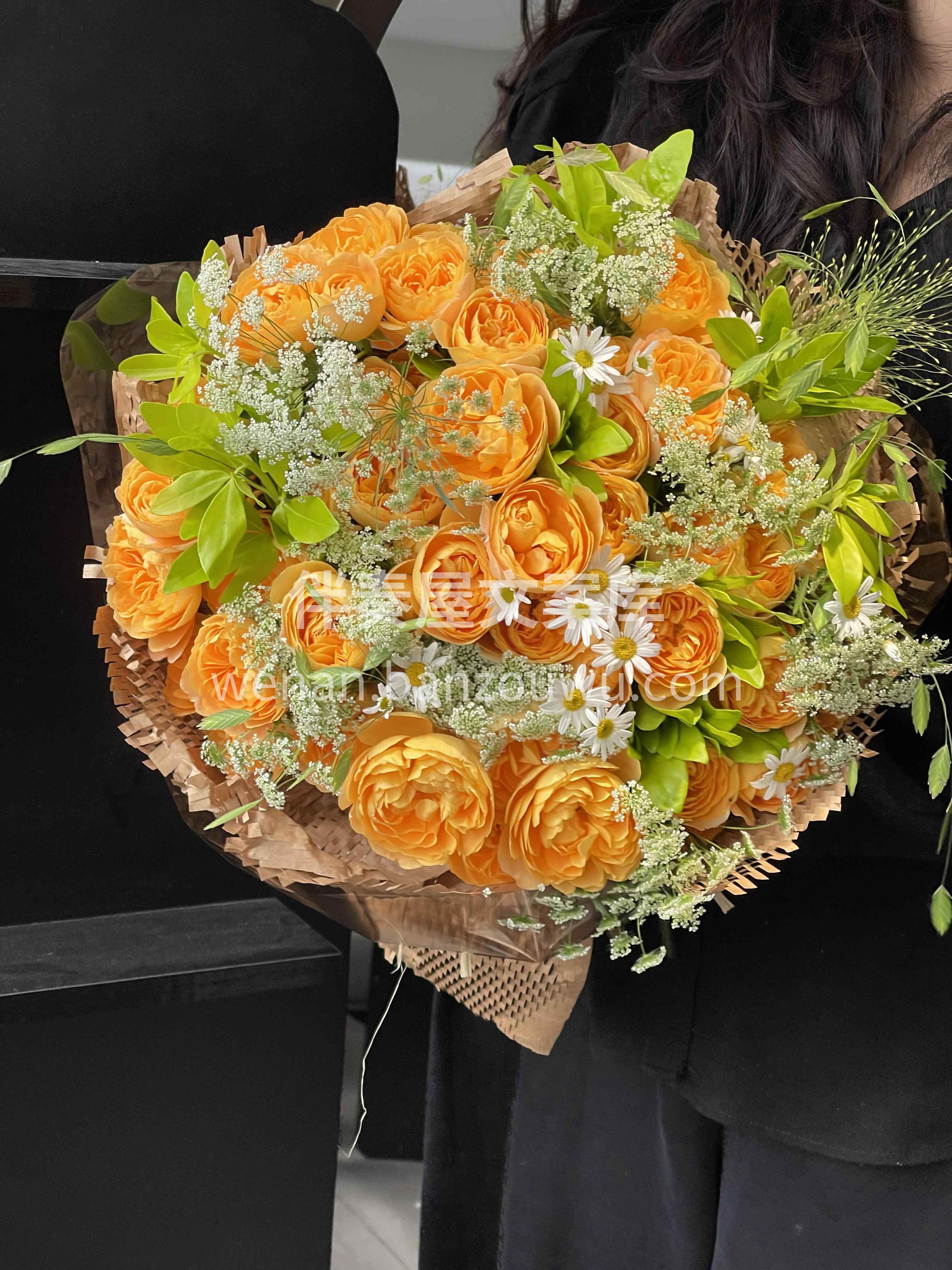 圆形自然风花束💐 饱满的花头透着元气🌼 每片花瓣都藏着田园浪 配图1