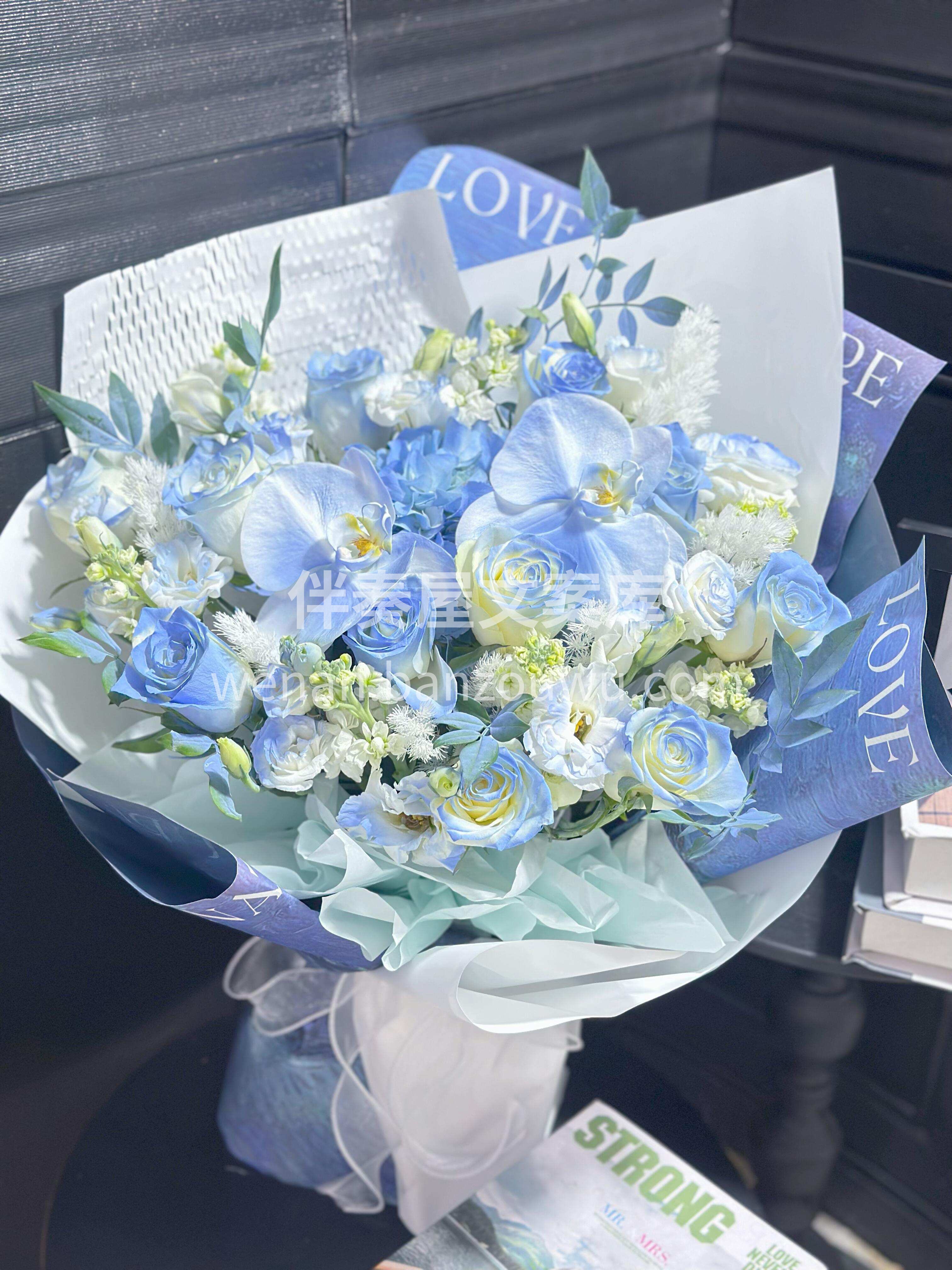 夏日里的碎冰蓝花束💐 我把好运藏在花里🌼 愿你能收获幸运和笑 配图2