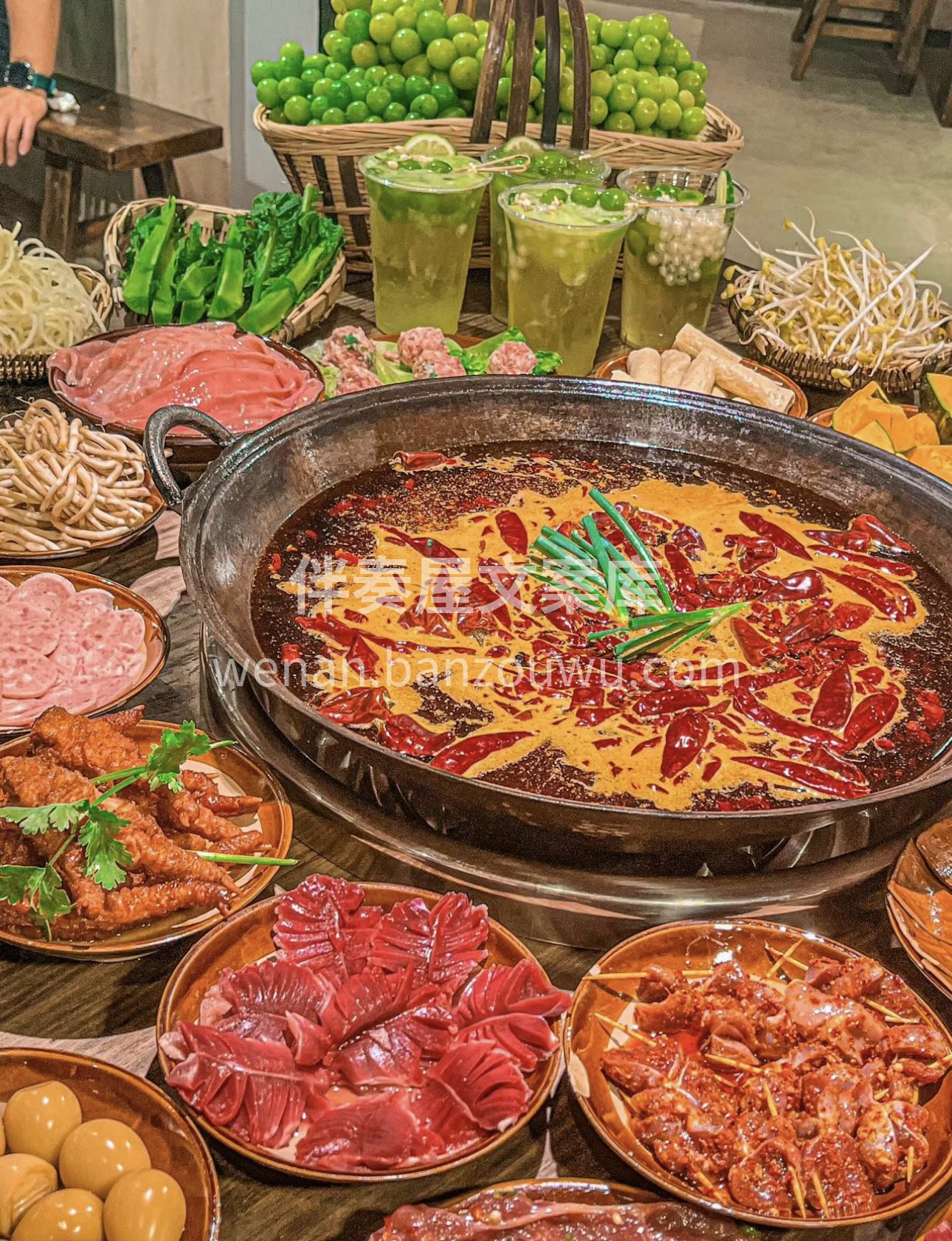 重庆火锅，魅力难挡！热辣锅底，食材丰富。 配图1