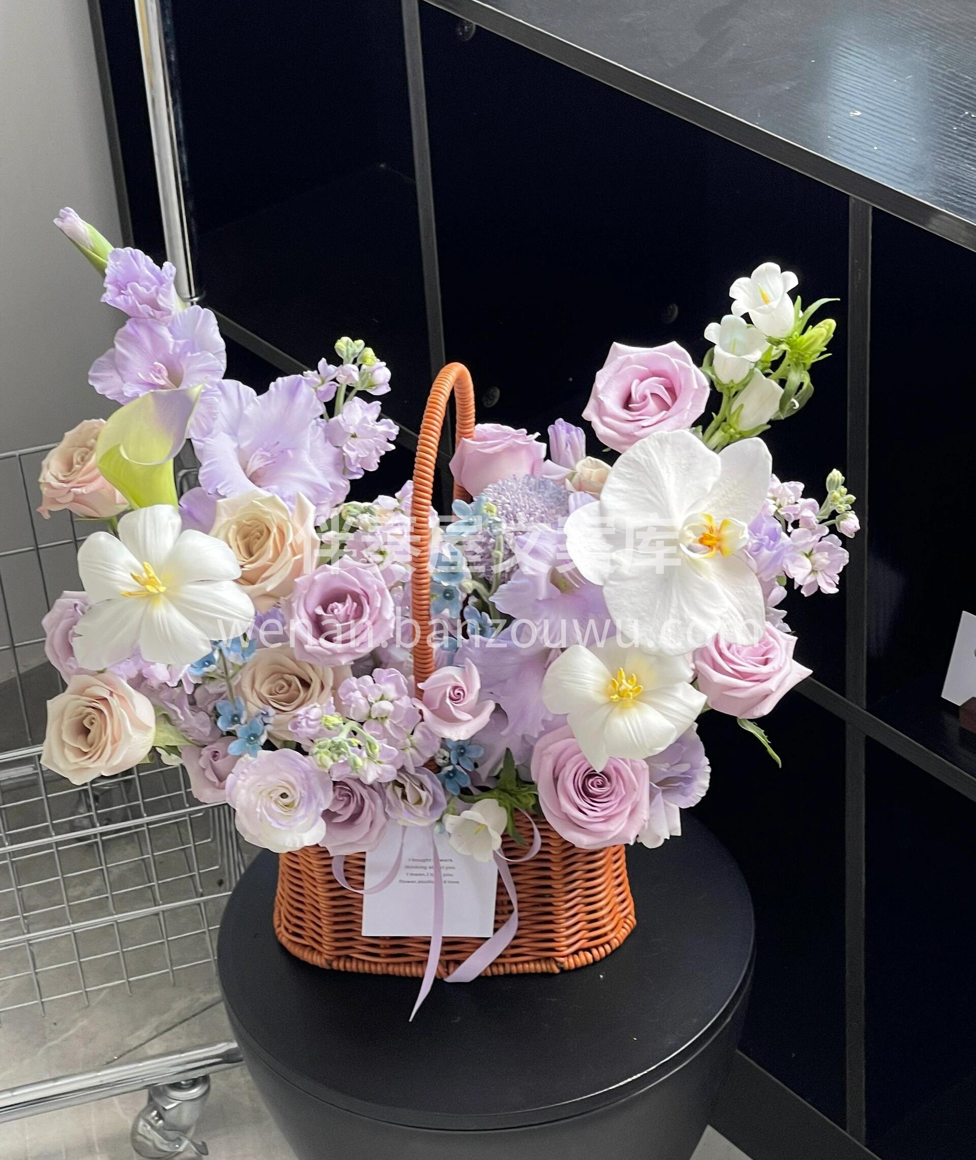 💜淡雅紫调温柔蔓延 手提花篮轻盈雅致 藏 配图2