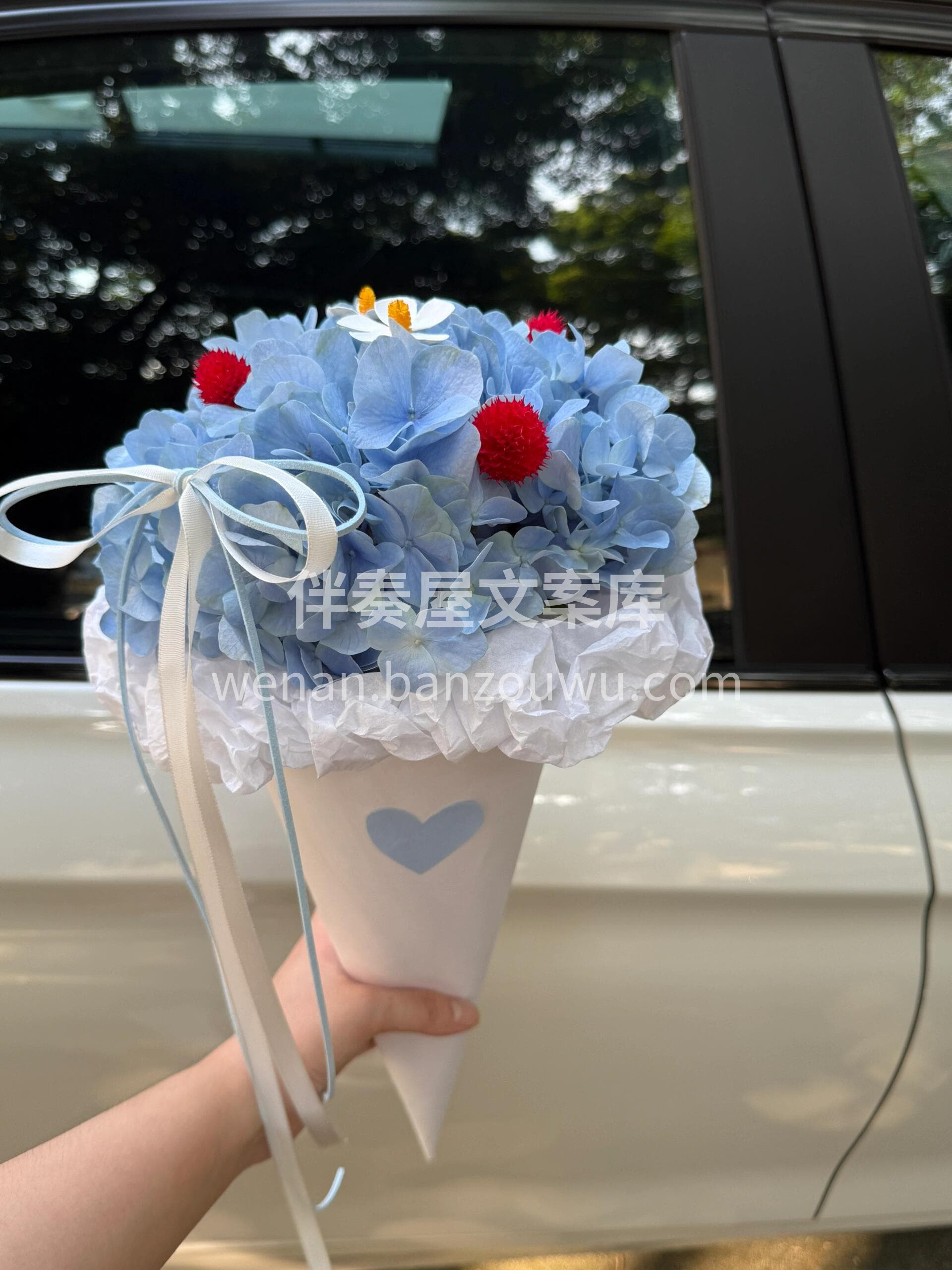 这个冰淇淋是蓝绣球味的💙 颜色蓝蓝的☁️像夏天的天空一样🌈 配图3