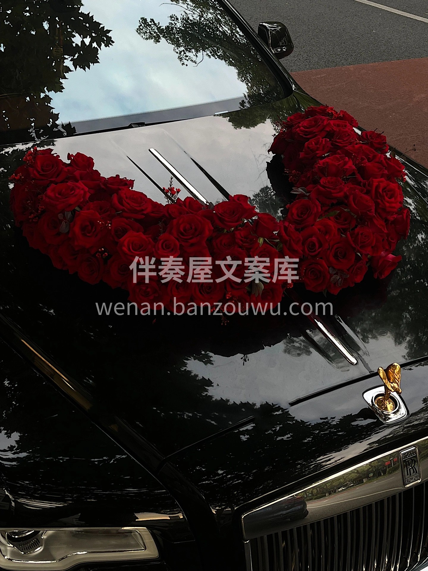 这款纯红色系的婚车🚓 简约又豪华🌹 在下雨天⛈也挡不住的好看 配图4