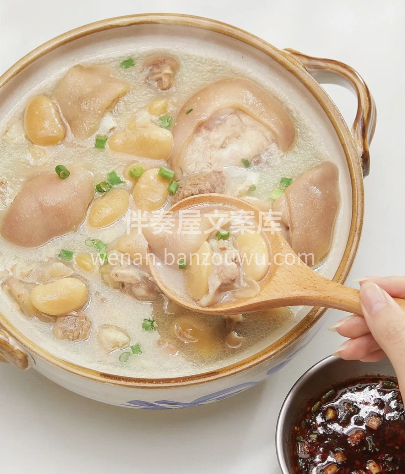 蹄花在火锅中翻滚，鲜香在味蕾间绽放。每一 配图1