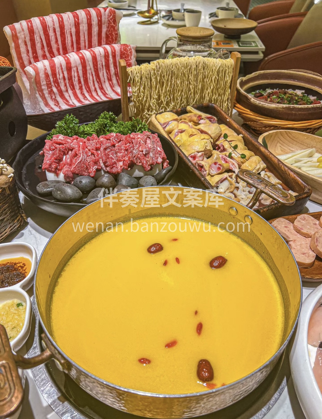 品味花胶鸡火锅，金黄浓汤鲜香四溢。花胶滑 配图2