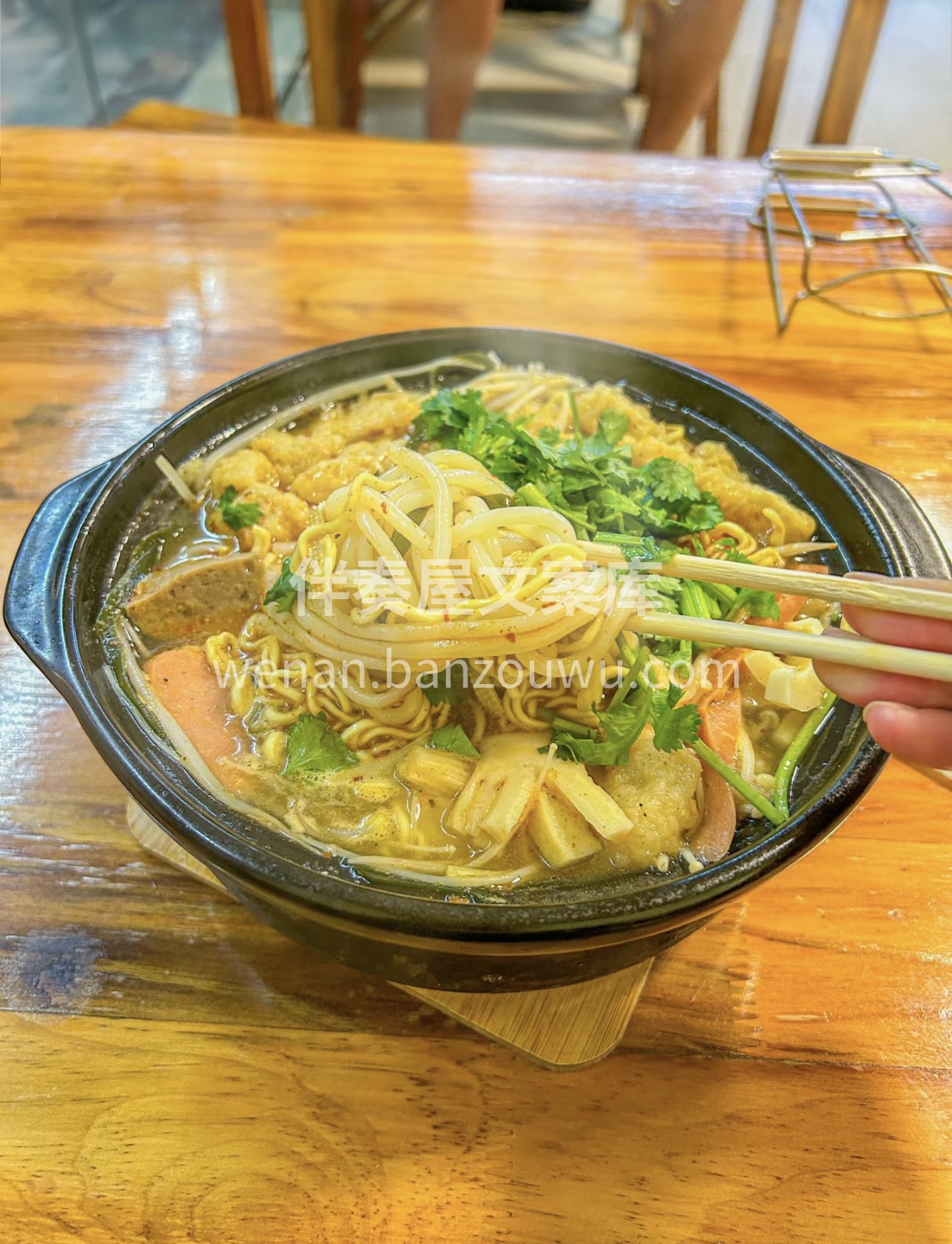 一碗过桥米线，食材丰富多样，滚烫的高汤激 配图3