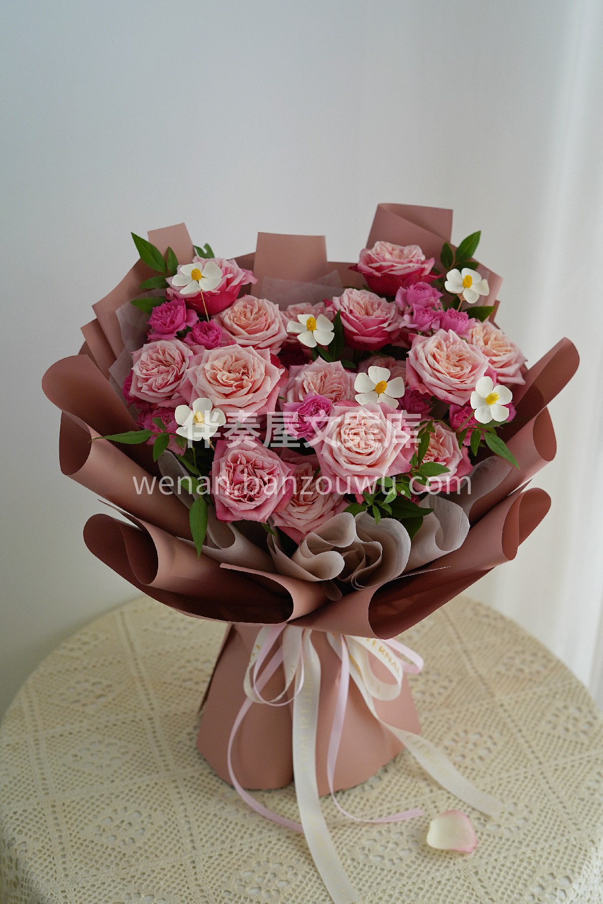 闺蜜玫瑰是奥斯汀花型💐 花瓣渐变色🌸 厚实温暖 又因为它的名 配图1