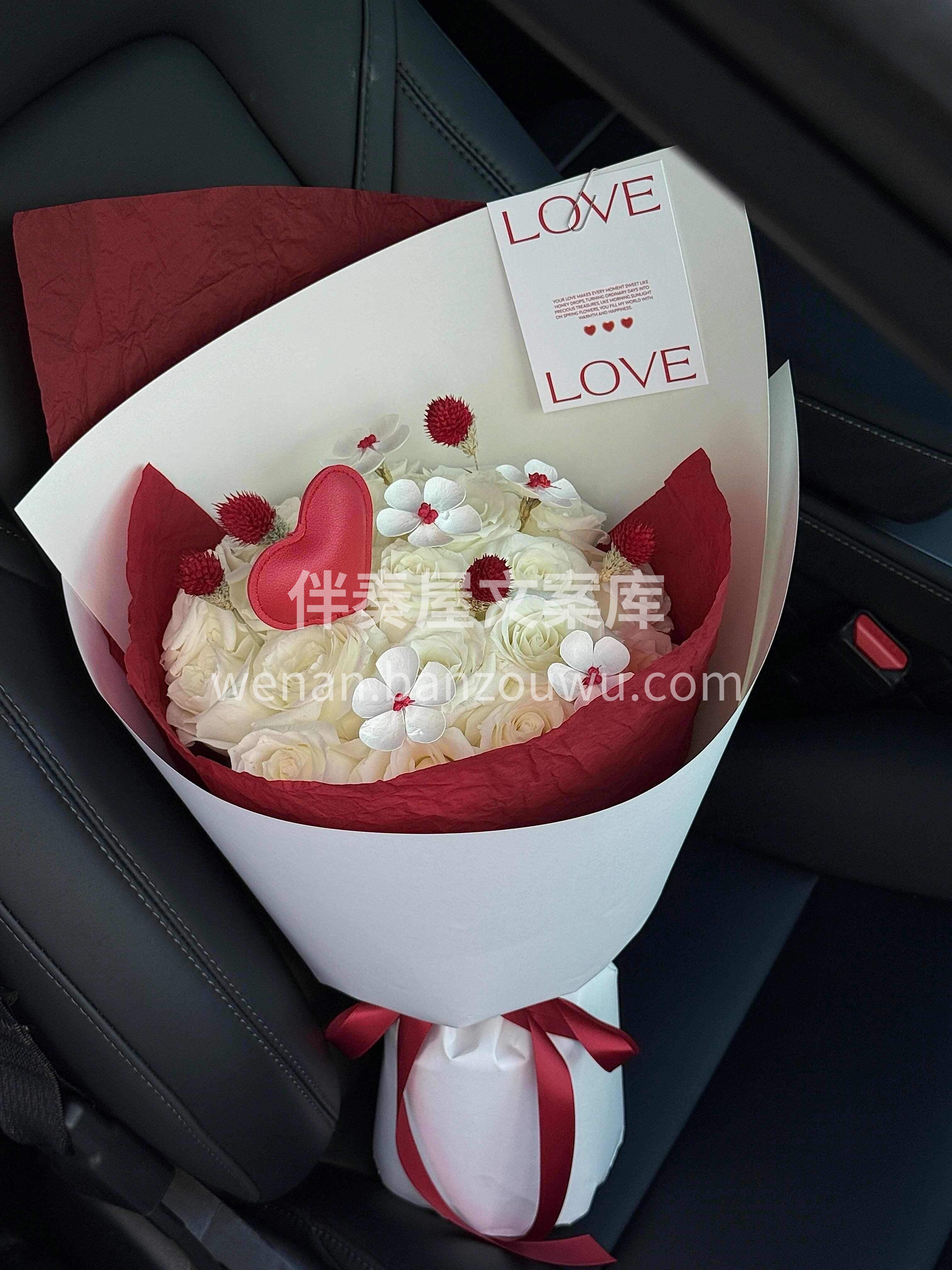 白色骄傲点缀千日红🌷 像一颗颗小草莓🍓 可可爱爱🌸太治愈啦🫧 配图1