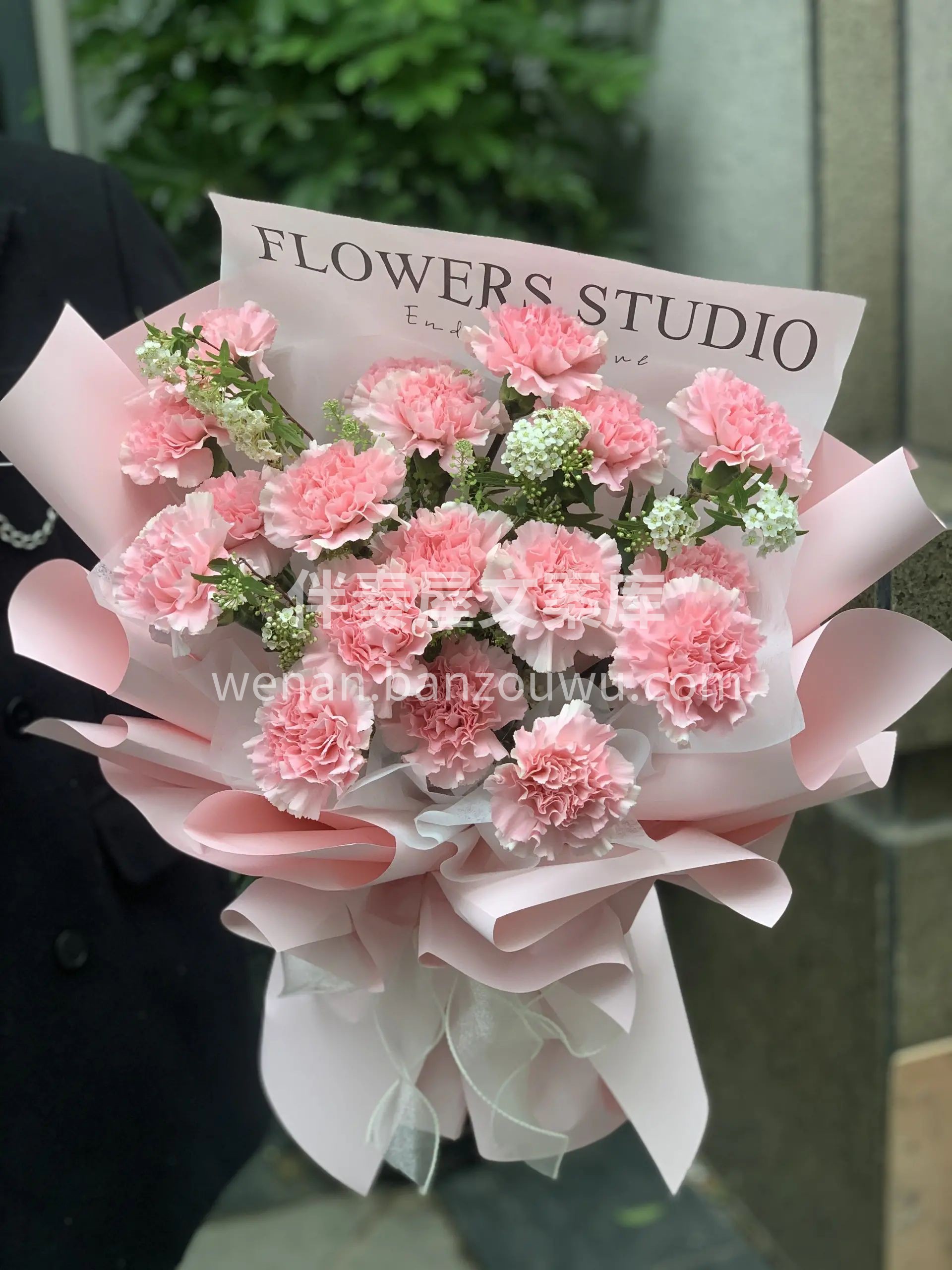 粉色康乃馨花束 顾客送给妈妈的生日花礼  配图1