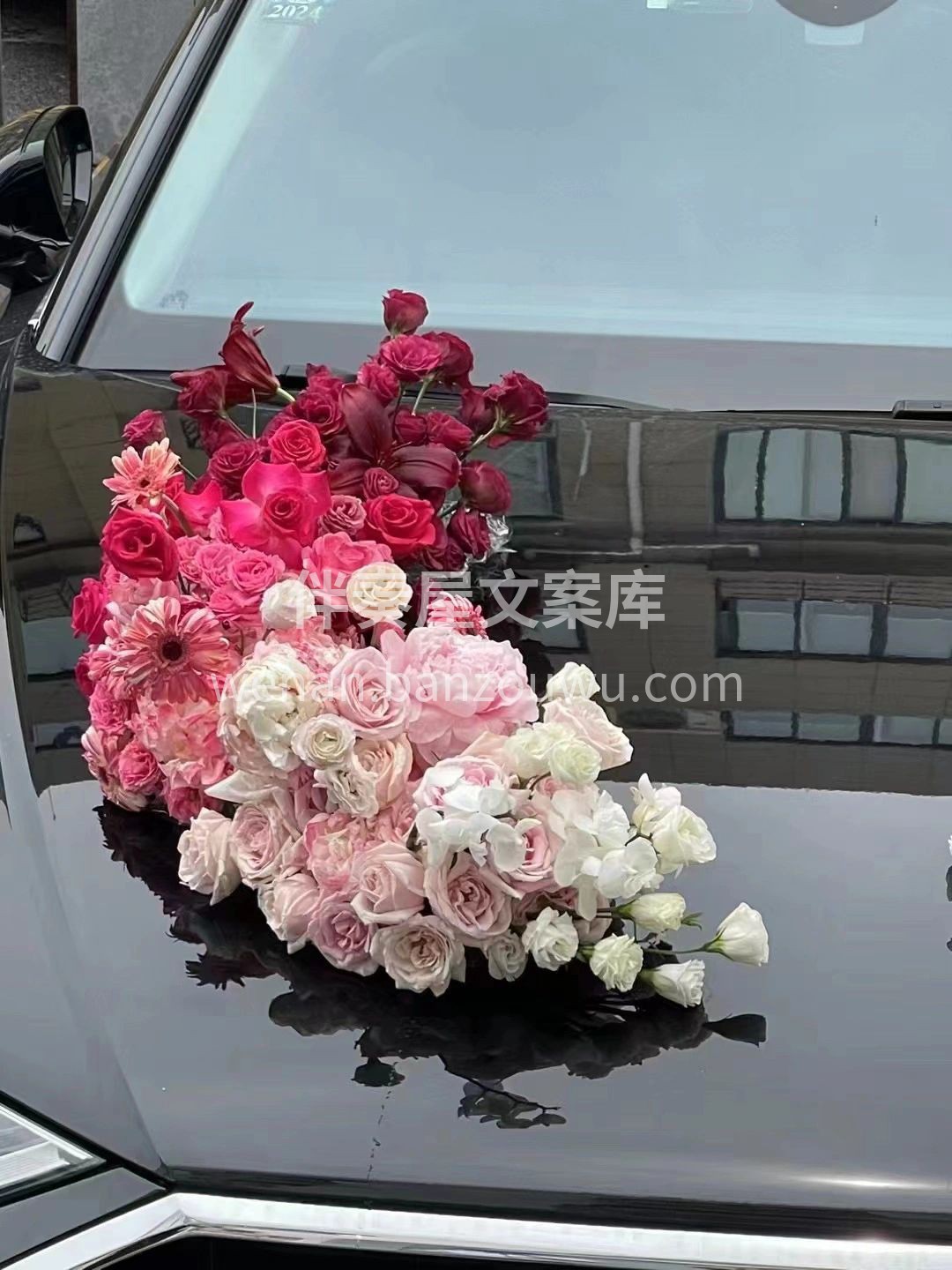 渐变红月牙婚车🚗 深红到白💐的慢慢渐变  配图1