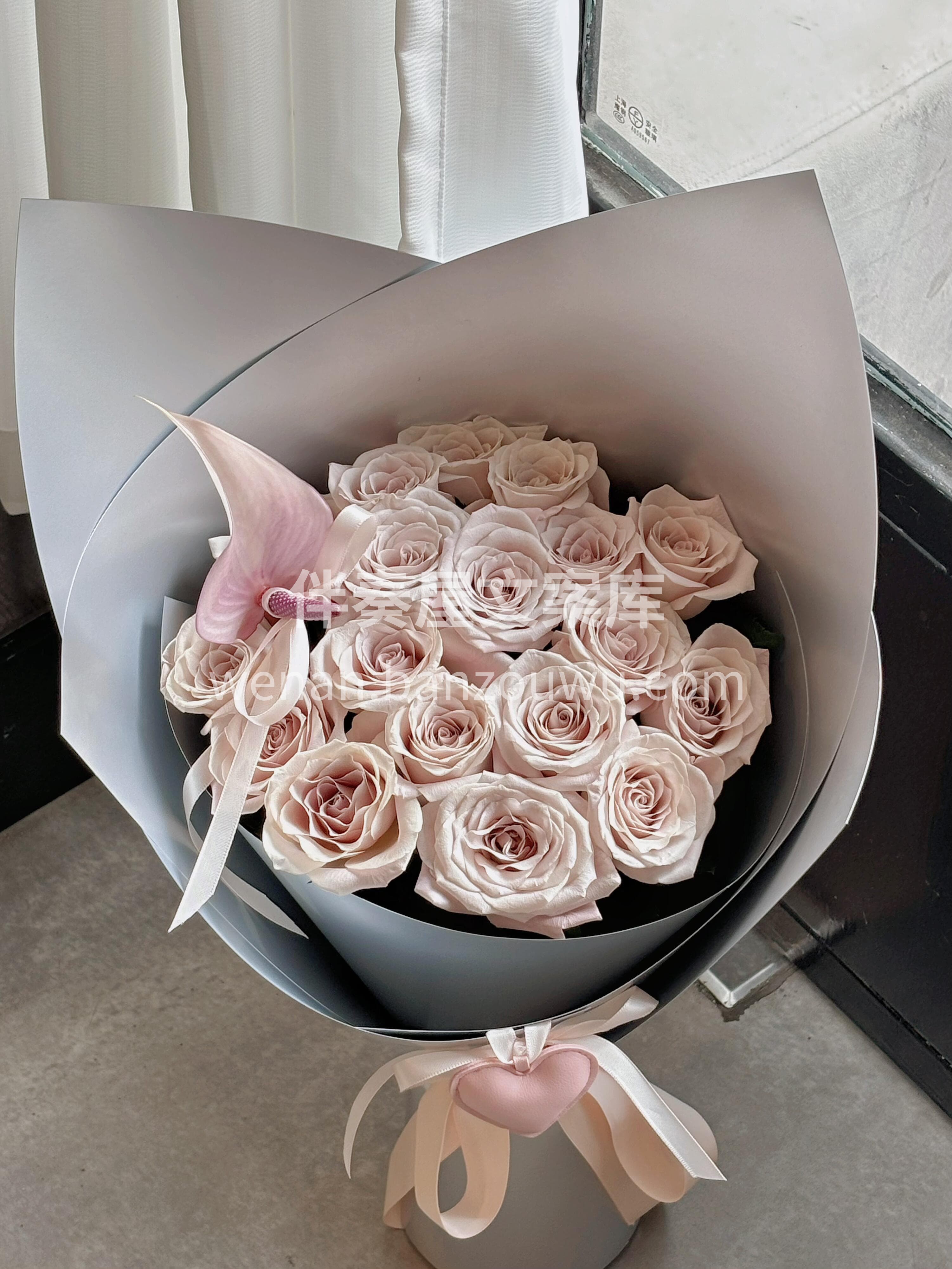 19支曼塔玫瑰花束💜 低饱和度的高级灰粉🤍💗 自带柔光效果🌸 配图3
