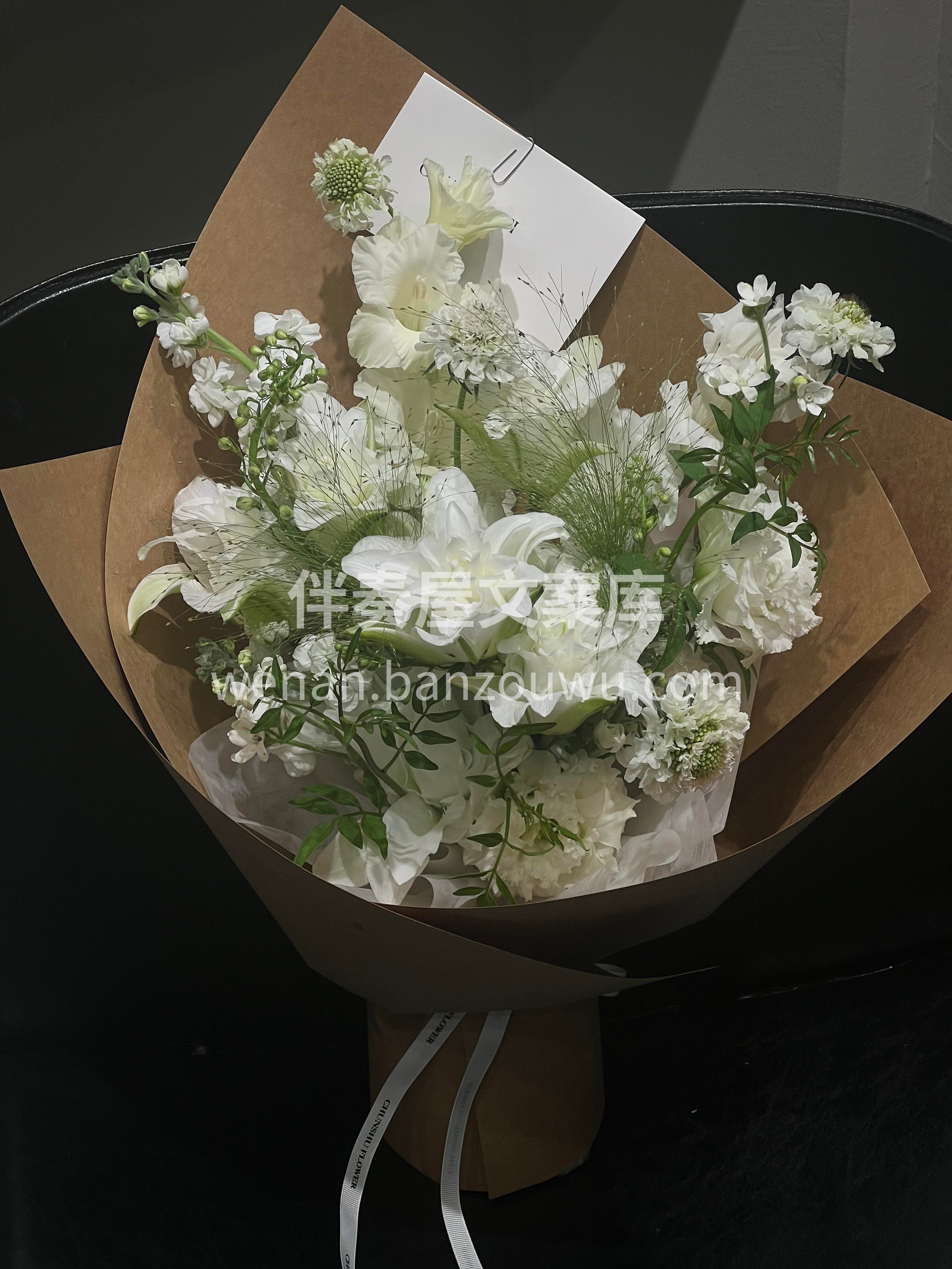 嗨😘 不沾尘埃的浪漫 白色的重瓣百合颜色如雪🤍一样洁白 给人 配图1