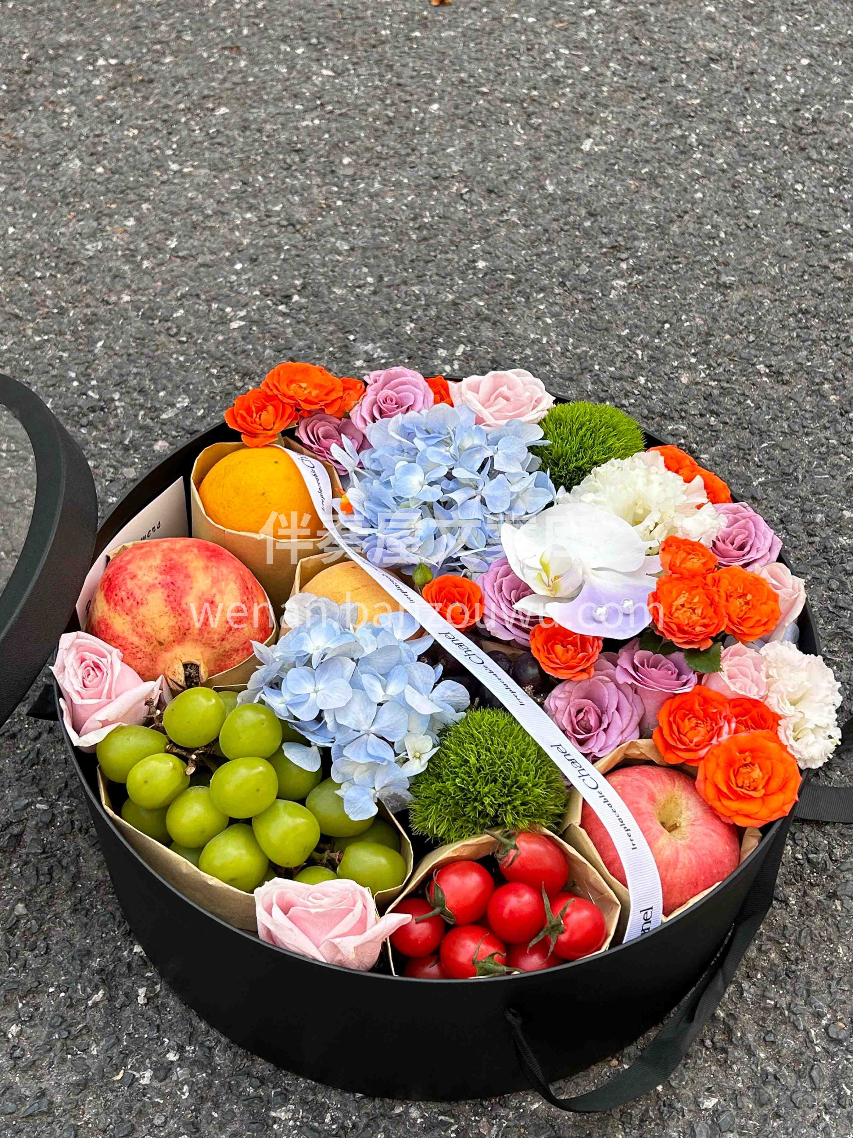 五彩水果🍓缤纷鲜花的组合🌸 直接把浪漫和甜蜜焊死在礼盒里✨ 配图2
