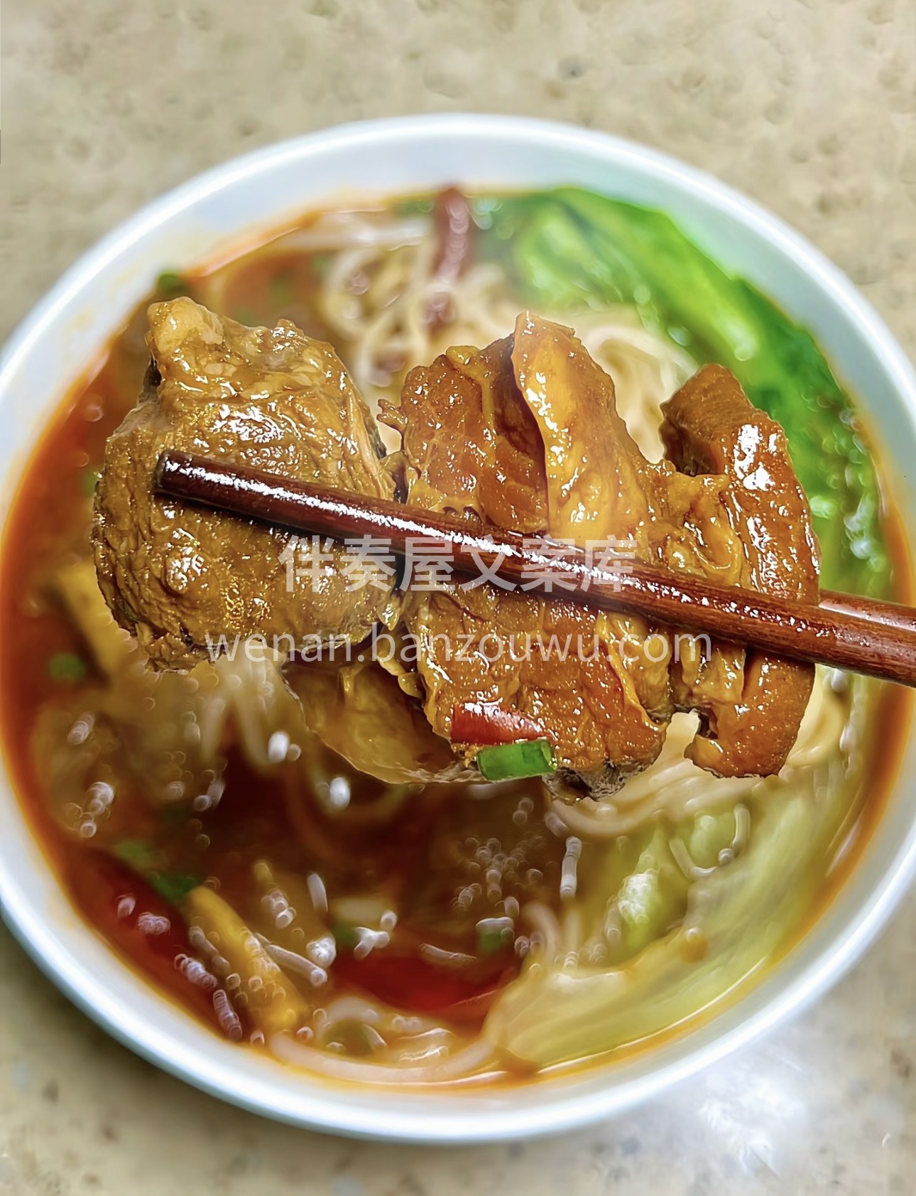 🍜 爽滑的米粉，配上鲜嫩多汁的牛肉，再浇 配图3