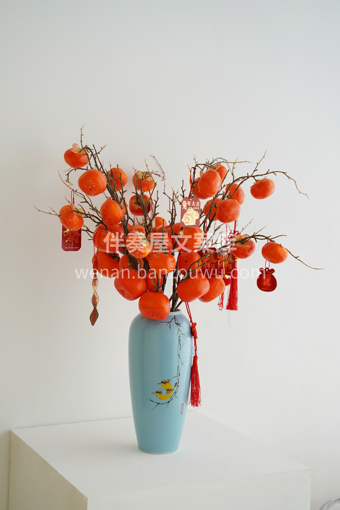 新年柿柿如意瓶插花 细而有力的枝干挂上橘 配图1