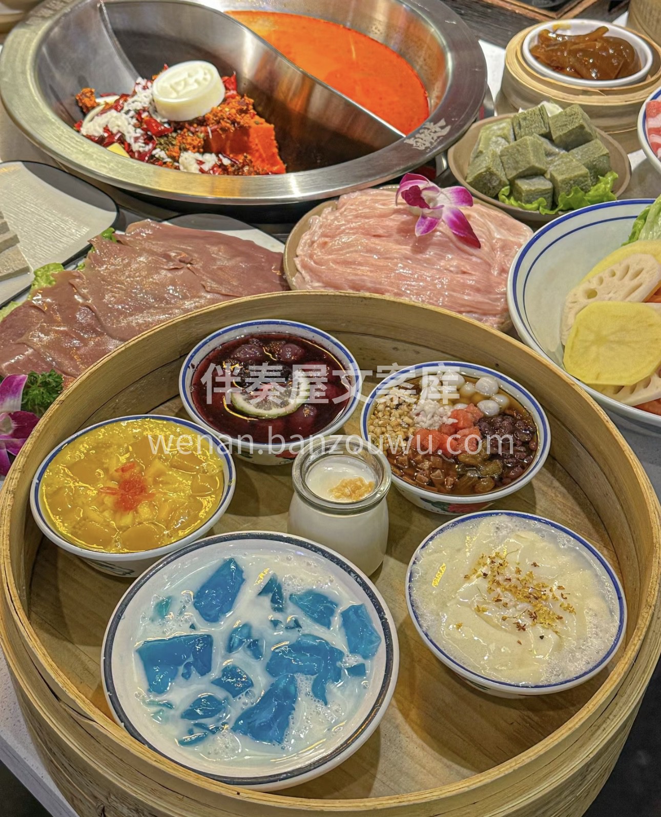 红汤翻滚，食材跳跃，麻辣鲜香刺激着味蕾， 配图3