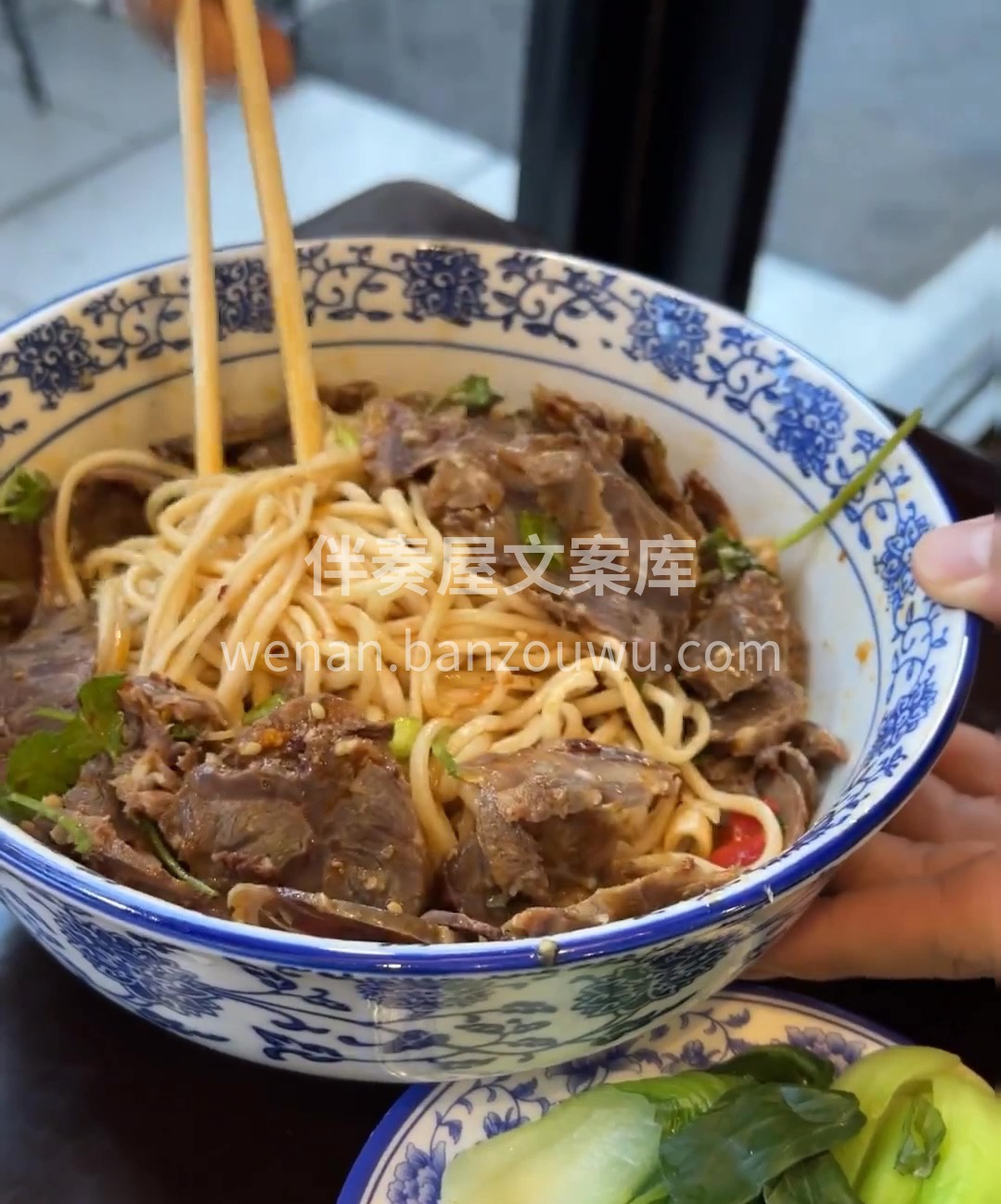 师傅现场手工拉的面，粗细从毛细到大宽都有 配图3
