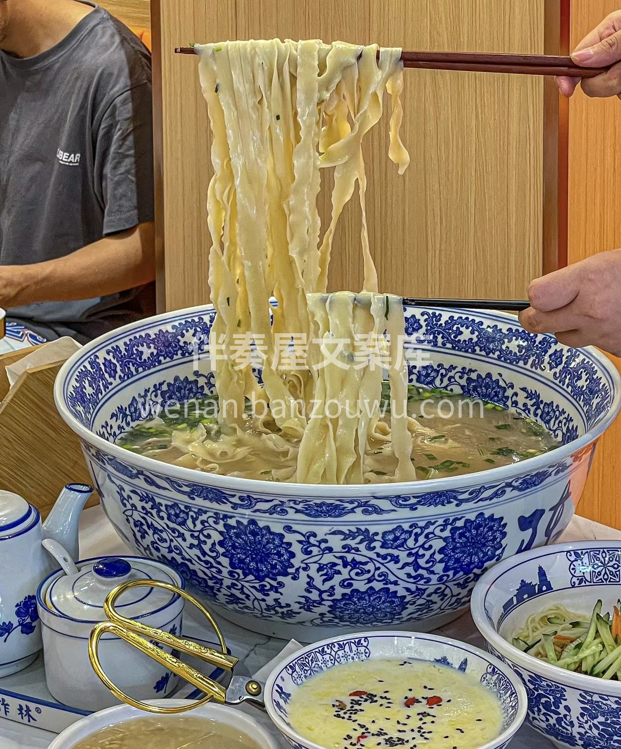 开面馆啦！这里有各种特色面条，鲜香四溢， 配图1