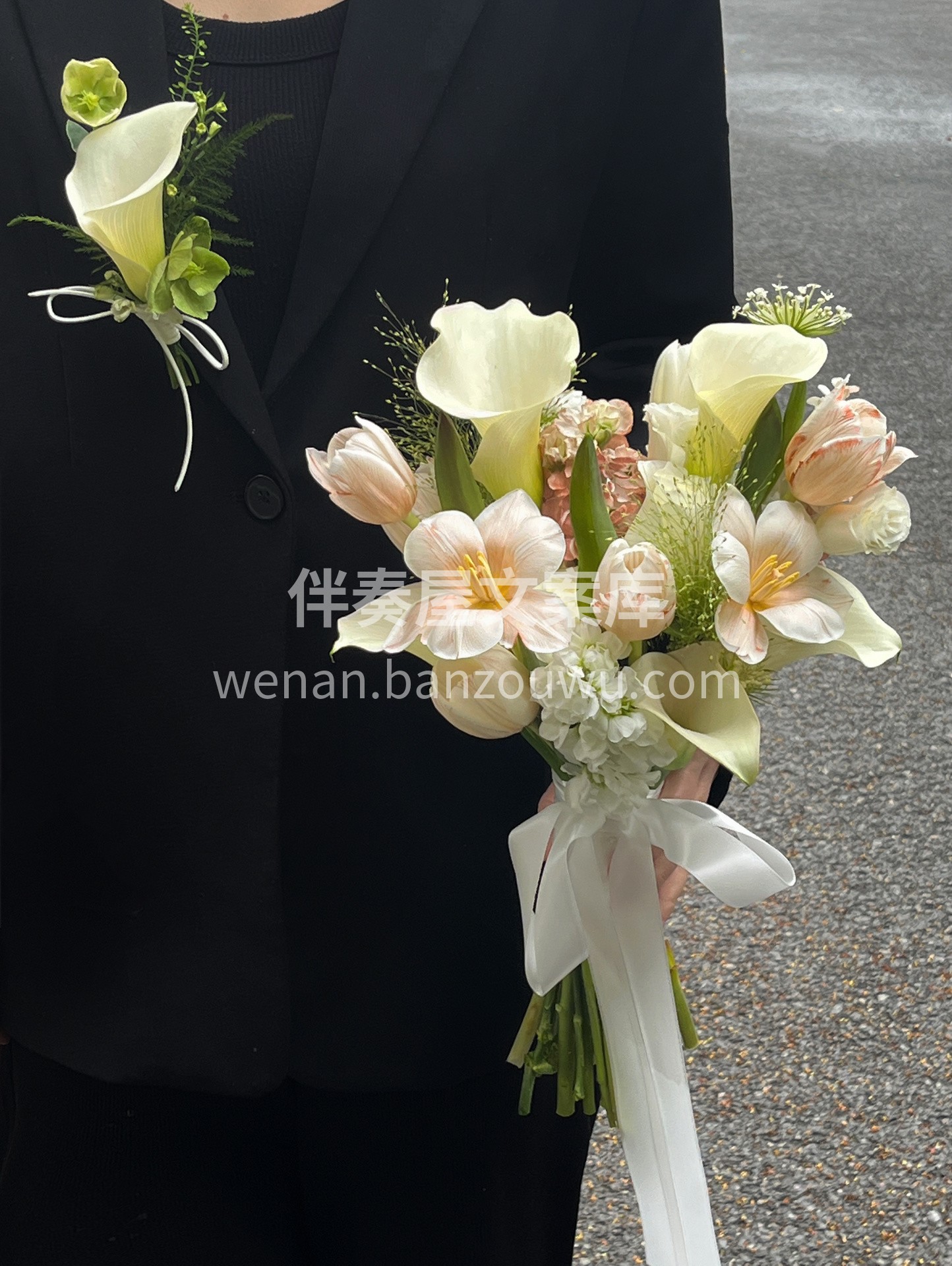 客订手捧胸花 胸花呼应了手捧花💐的形态以 配图1