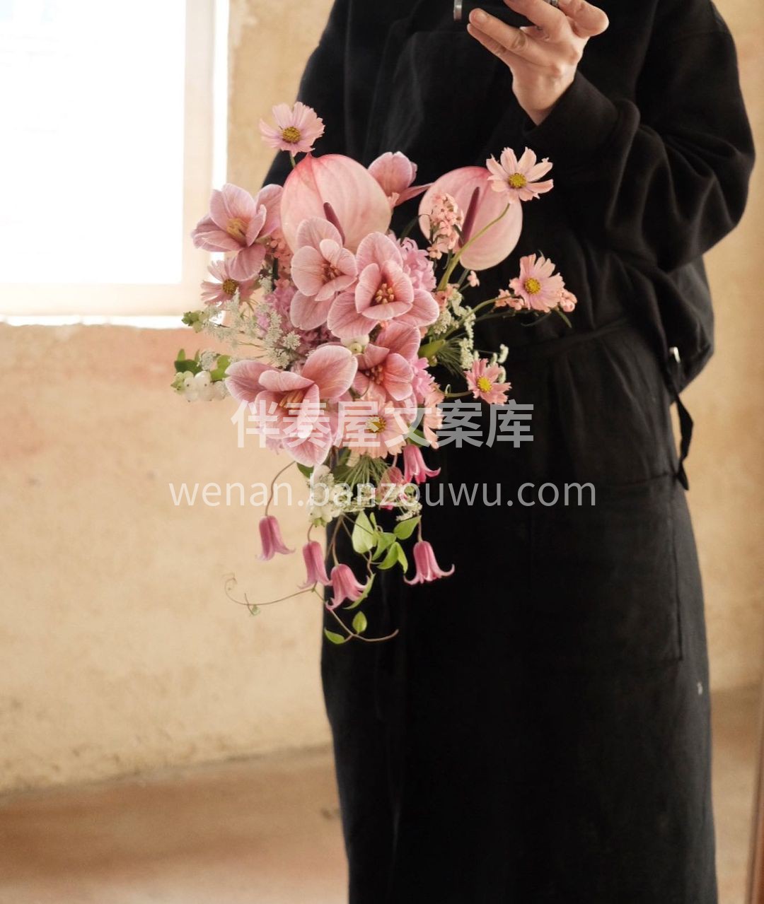水滴新娘手捧花 能够很好的修饰新娘的身型 配图1