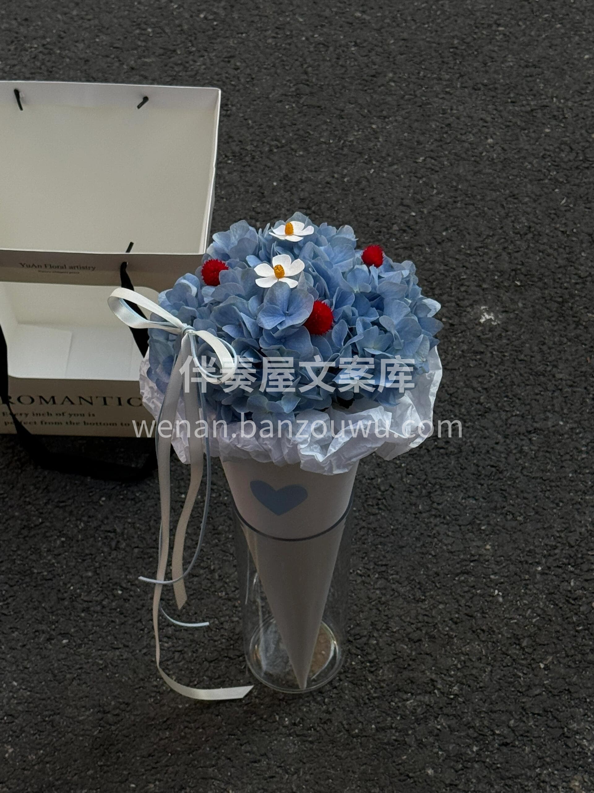 这个冰淇淋是蓝绣球味的💙 颜色蓝蓝的☁️像夏天的天空一样🌈 配图1