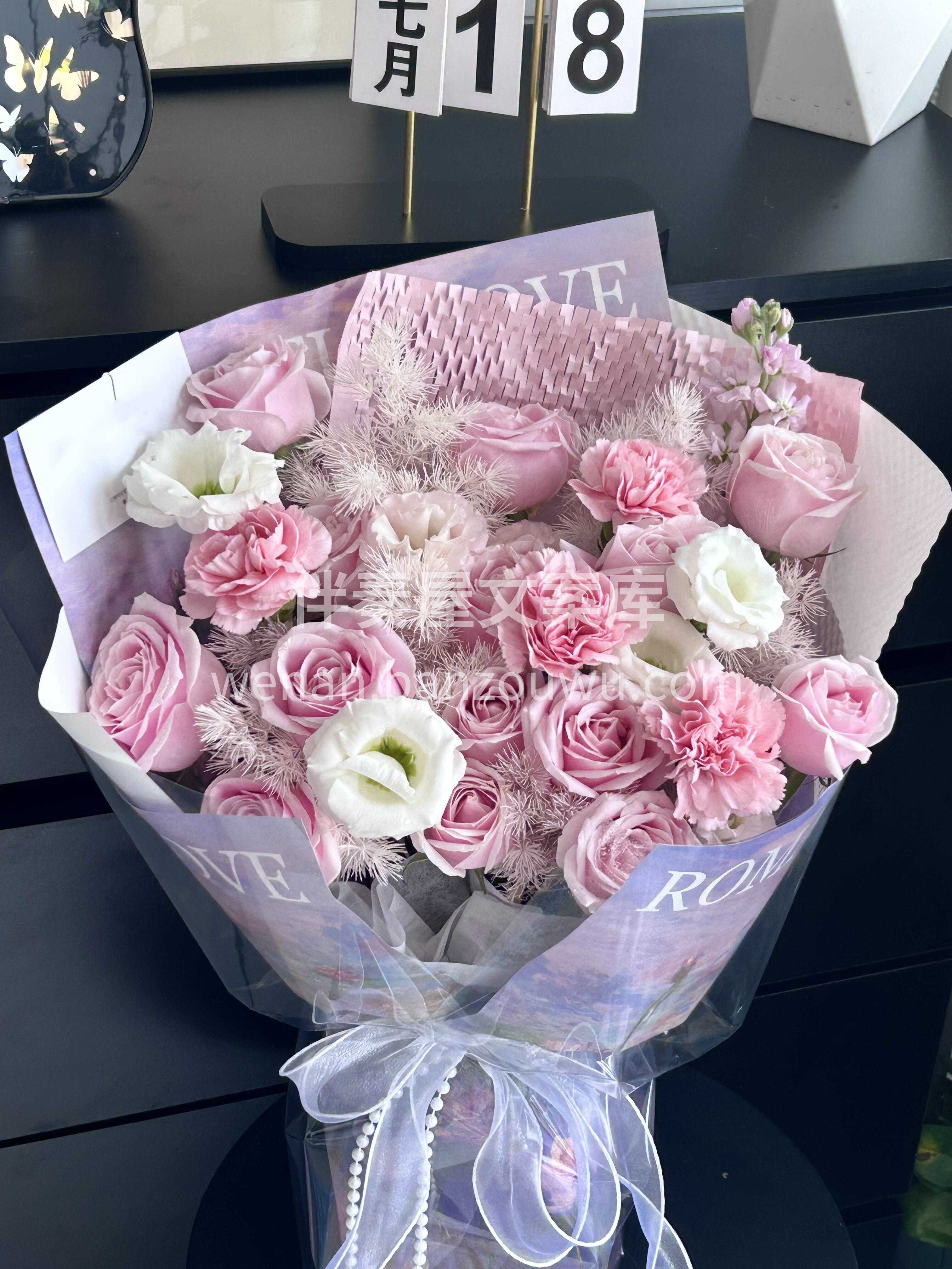 淡粉色玫瑰轻绽🌸恰如少女初见心上人时微红的脸颊🍑 细碎的花瓣 配图2
