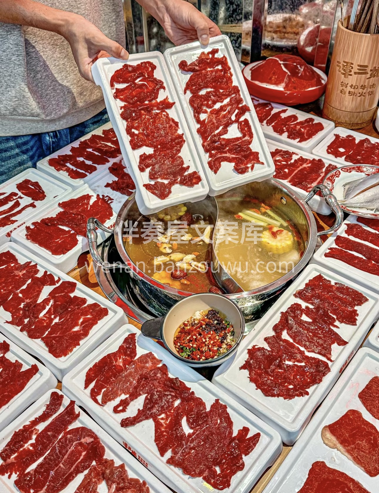 薄如蝉翼的牛肉片，在翻滚的热汤中轻轻一涮 配图1
