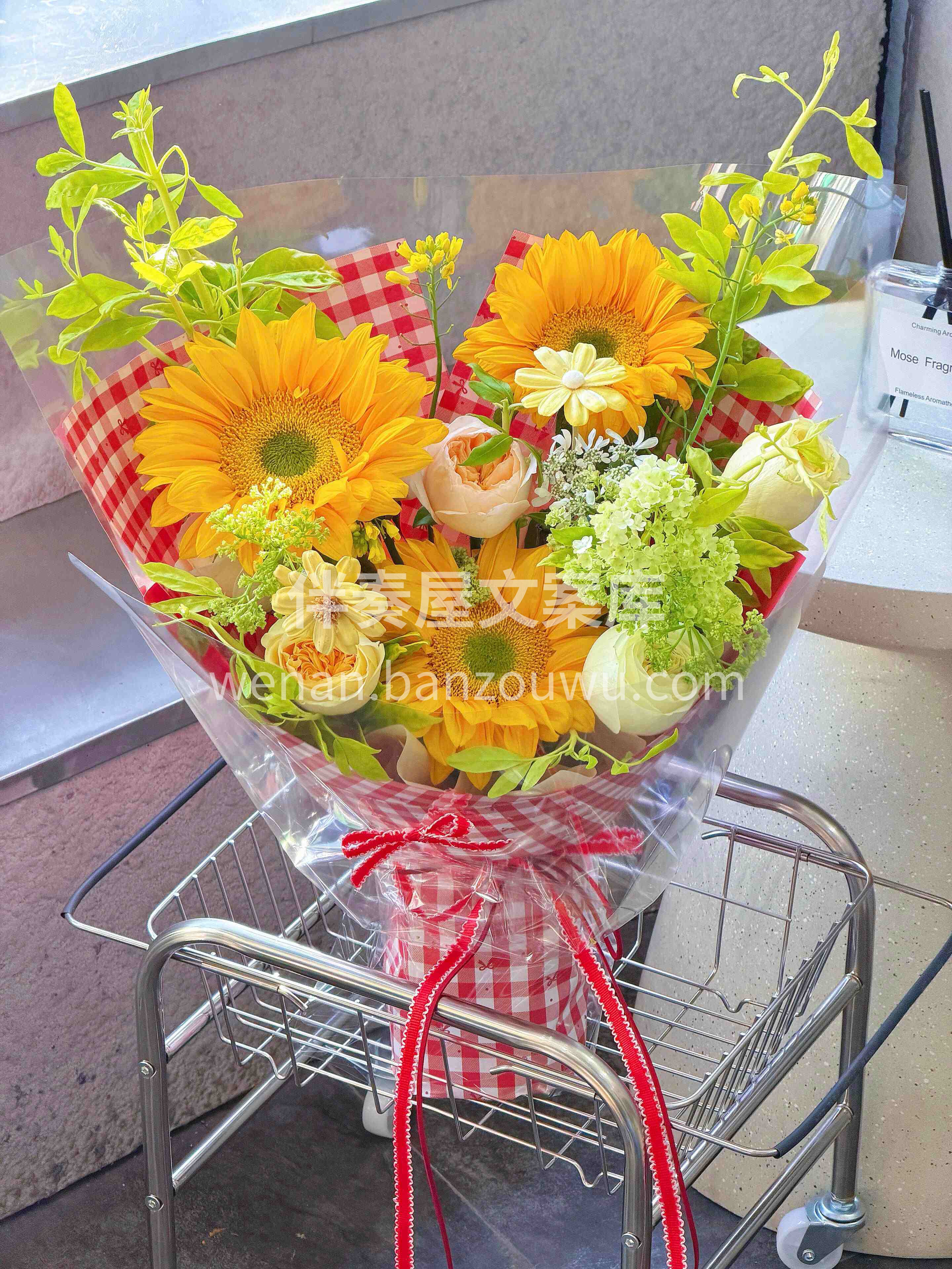 复古红格纹衬得向日葵更加明亮 🌻🌻🌻元气 配图2