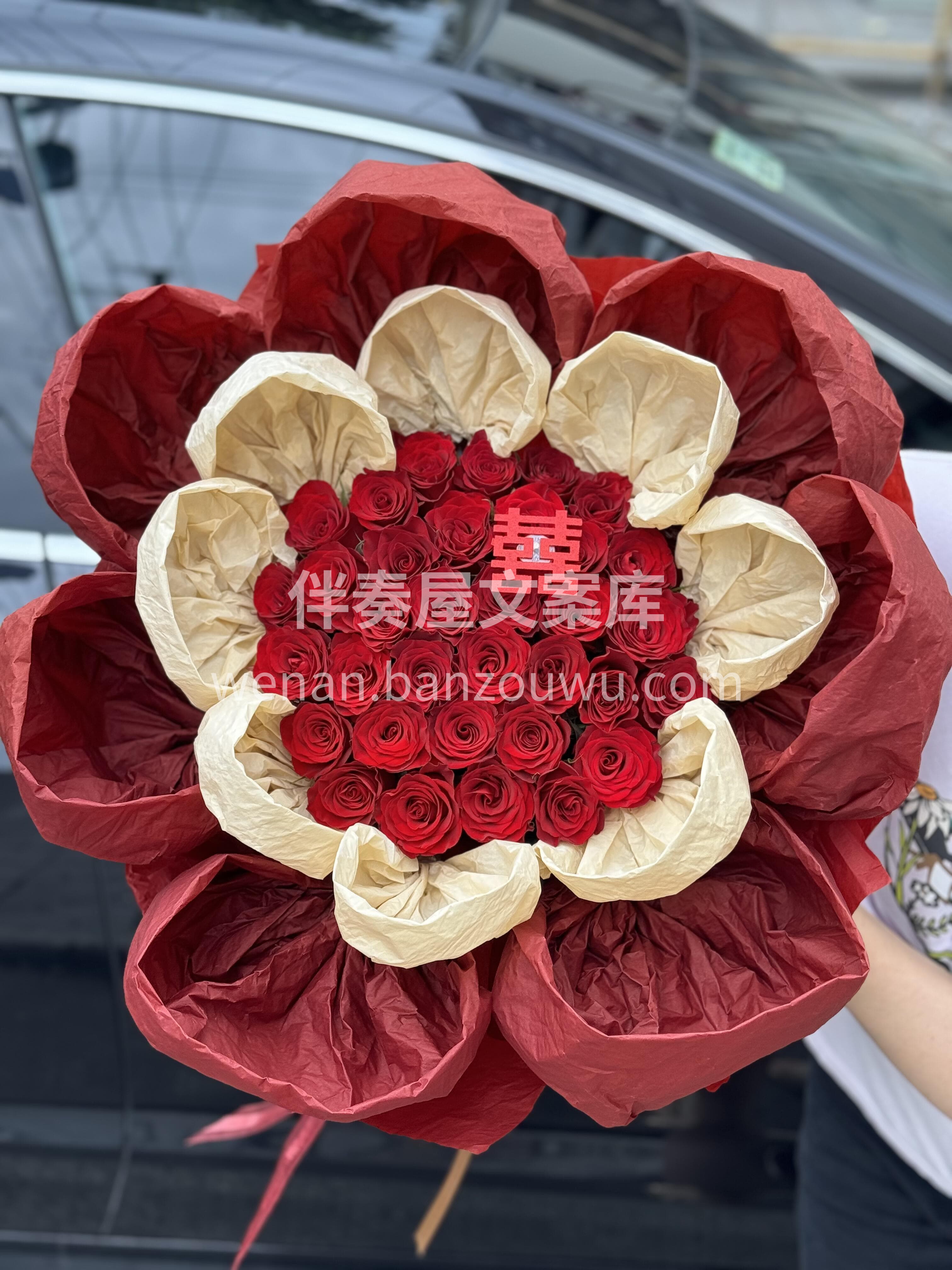 34朵红玫瑰订婚花束🌸 藏着生生世世的约定 从初见的怦然 到 配图1