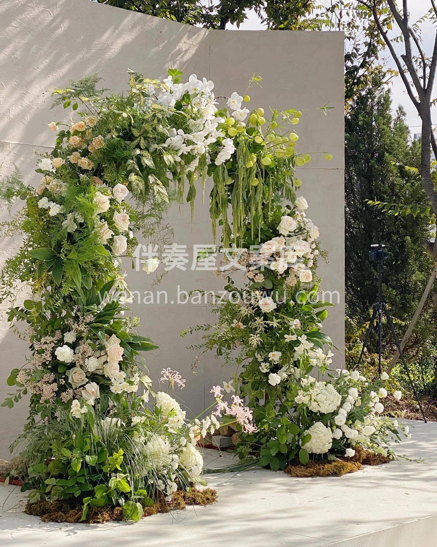 户外 草坪婚礼花艺布置 清新自然的白绿色 配图3
