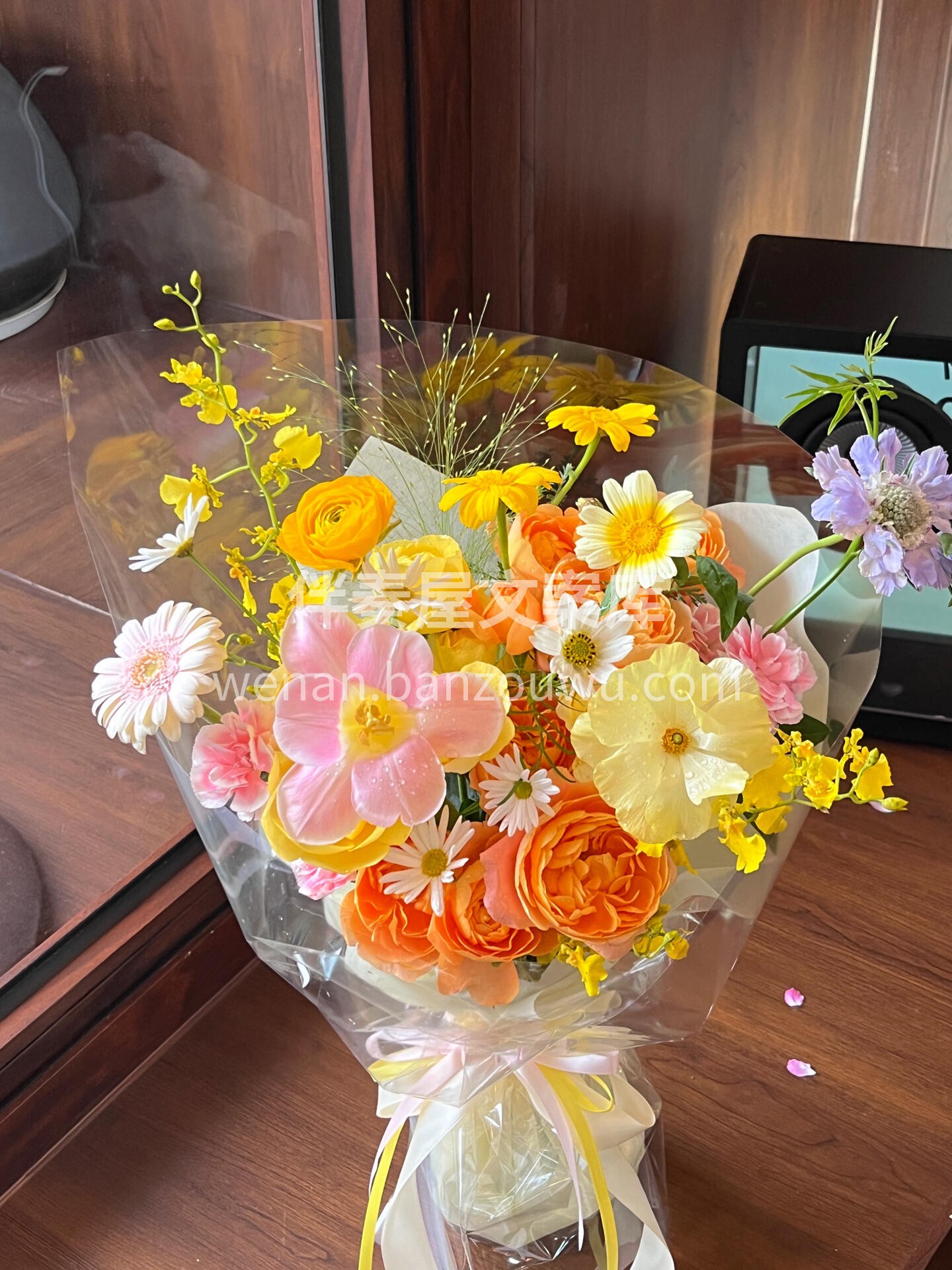 这束多巴胺小花束太会拿捏快乐了🌼💥 把糖果色的夏天揉进花束里 配图1