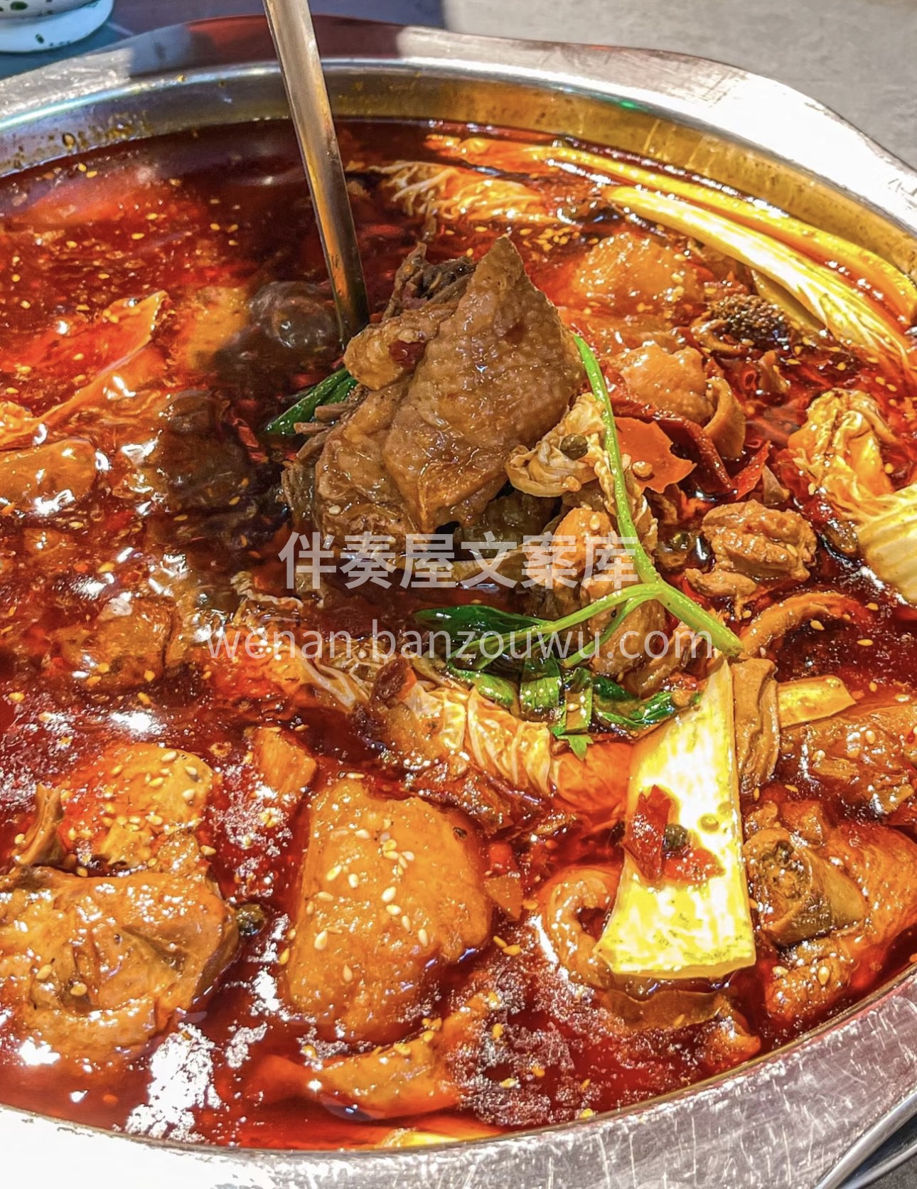 🐔鸡肉鲜嫩多汁，在香辣的锅底中翻滚🥘，每 配图3